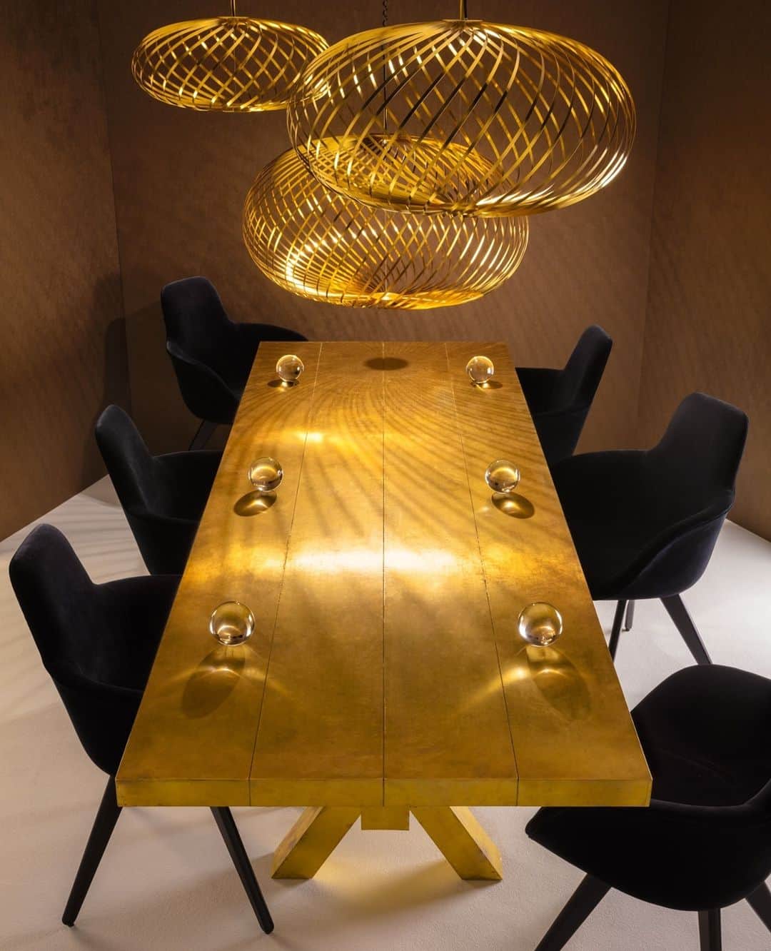 トム ディクソンのインスタグラム：「SCOOP chairs around a MASS dining table, beneath SPRING lights. ⁠ ⁠ Generously proportioned with expressive curves, SCOOP holds the sitter in a comforting embrace.」