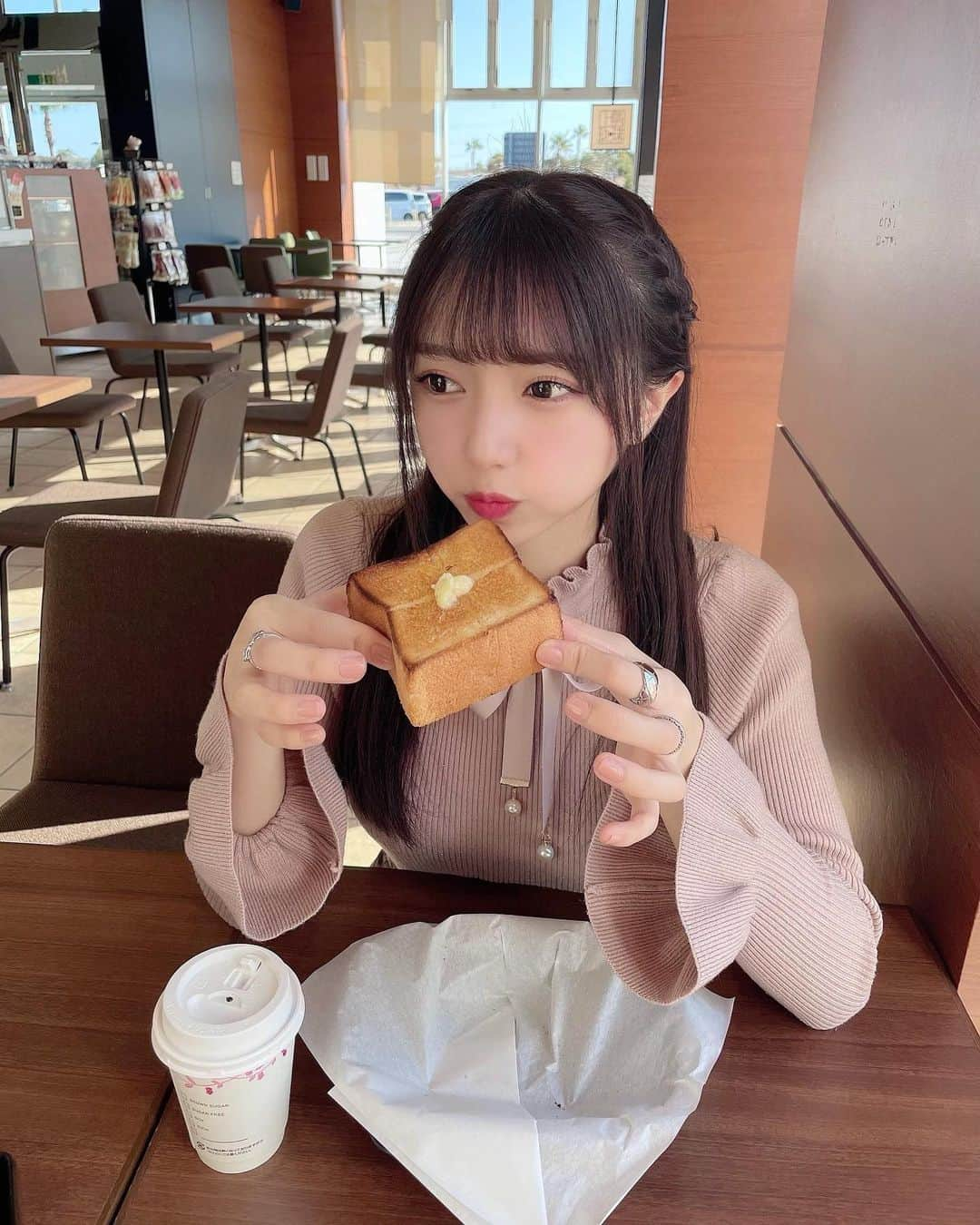 萩田ここさんのインスタグラム写真 - (萩田ここInstagram)「・﻿ 🍞☕️﻿ ﻿ 今日はでらROCK FESTIVAL 2021」と「RAD iD LIVE」ありがとうございました💭﻿ ﻿ 名古屋に住んでる方へ﻿ お邪魔しました！とっても楽しかったです☺︎﻿ ﻿ 地方から来てくれたみんなへ﻿ 気をつけて帰ってね、来てくれてありがとう！﻿ おいしい名古屋名物は食べれたかな？﻿ ﻿ 昼間は天気も良くて暖かかったね〜﻿ 素敵な1日になりました💐💗﻿ ﻿ Thankyou for today's live in Nagoya♡﻿ We had two lives and they were both really fun!﻿ I hope we get to visit Nagoya again soon.﻿ ﻿ #かみやど #ひらがなかみやど #萩田ここ #アイドル #JapaneseIdol」2月6日 21時56分 - kokoro_hagita