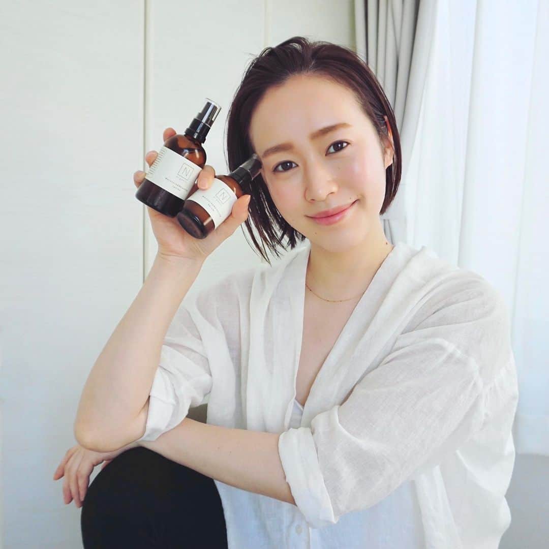 のインスタグラム：「リニューアルして2本5役になったN organic @norganic_official  つけた瞬間から掌に吸い付くようで驚きの使用感！﻿ ﻿ 朝のメイク前に使用しても嫌なベタつきがない😌🤲🏻﻿ 素肌感を大事にしたいので、ファンデーション薄塗りでもきれいに仕上がるのはまさに理想。﻿ ﻿ 1番のお気に入りポイントだった大好きなシトラスの香りは以前のまま♡﻿ ﻿ ﻿ 「肌トラブルを予防し、綺麗な素肌へ」というコンセプトに敏感肌の私は強く共感。﻿ 年を重ねるごとに肌の変化にも気になっていたので、メイクで隠すより肌自身を整えたいです。﻿ ﻿ たった2アイテムでできる贅沢スキンケア、お肌の基盤を整えて乾燥による揺らぎに強くなりたい方にお勧めです！﻿ ﻿ 頑張った1日のご褒美タイムにぜひ🧖🏻‍♀️🌼﻿ ﻿ ﻿  #PR#norganic#organic#Nオーガニック#エヌオーガニック#スキンケア#美容#美肌#敏感肌#乾燥肌#揺らぎ肌#化粧水#美容液#美容クリーム#肌トラブル﻿#すっぴん」