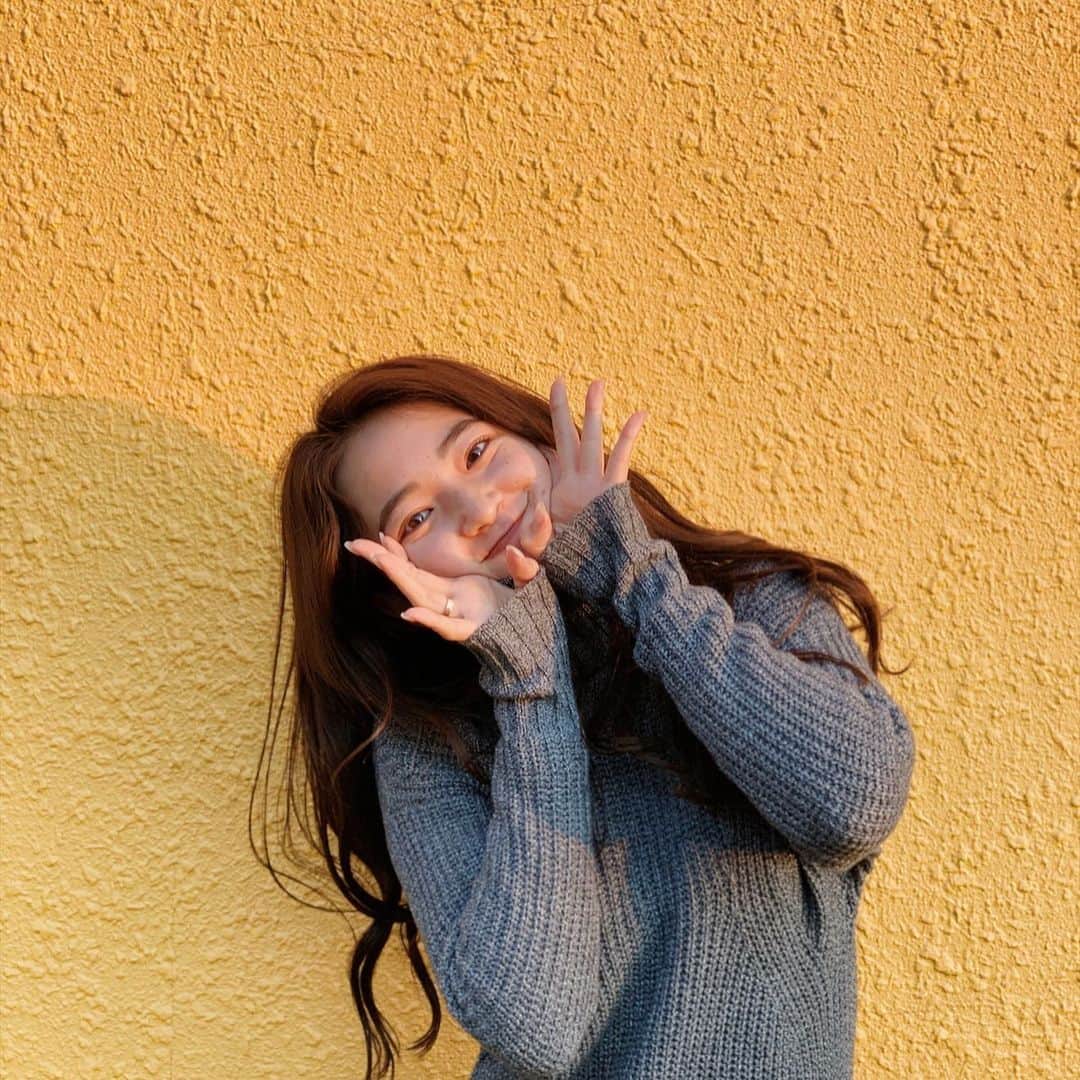 𝐊𝐚𝐤𝐢𝐠𝐢𝐅𝐮𝐤𝐚のインスタグラム：「． ． おっ久しぶりの投稿ダアアアア🔥 ． 昨日は夜中にインスタライブで たくさん一緒に語れて楽しかったので 久しぶりに質問コーナーをしたいなと思っております👶🏻🖤 ． 完全に風花！って答えなので 賛否両論受け付けておりません✌🏼 ． このニットはオーストラリアの 古着屋さんで買ったよ〜🧶🥱 ． オーストラリアって古着屋さんで溢れてて 新品で買うことよりも誰かのお下がりを 回しあってる人がいっぱいやから ECOな考え方で古着って言っても ほぼ新品のものばっかりで オーストラリアで完全にTOMYに激ハマり致しまして 日本でも買おうかと何度も迷っております🌛 ． オーストラリアの古着屋さん恋しいよ〜🚗💨」