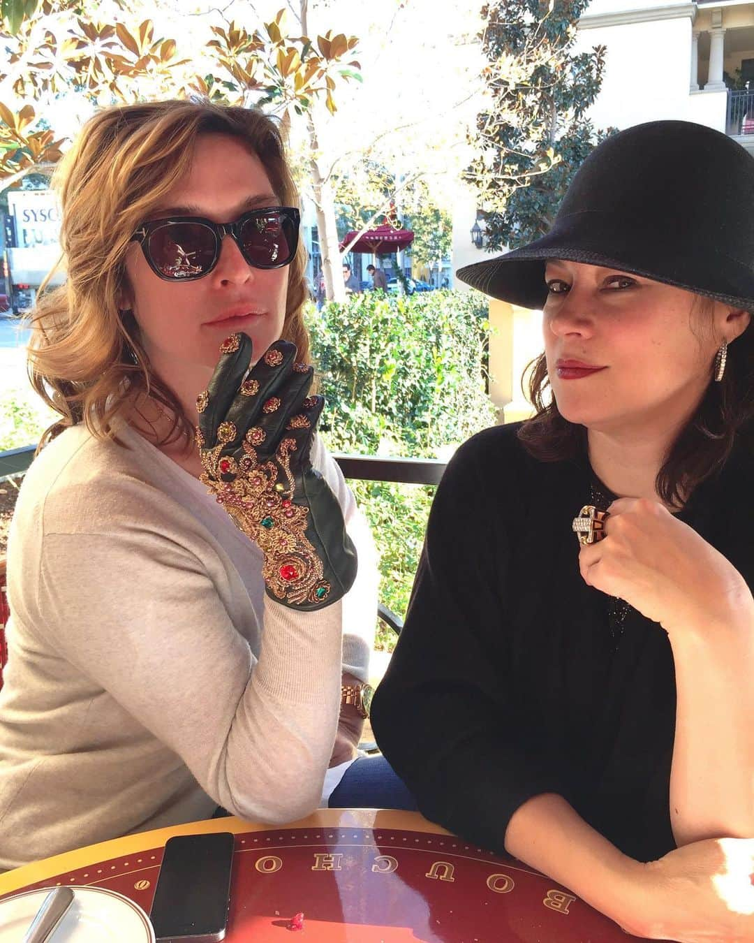 ジェニファー・ティリーさんのインスタグラム写真 - (ジェニファー・ティリーInstagram)「No glove, no love.   Remember when we used to hang out at Bouchon and try on Cameron‘s glove all afternoon?  Good times! 🤗」2月6日 22時08分 - jennifertilly