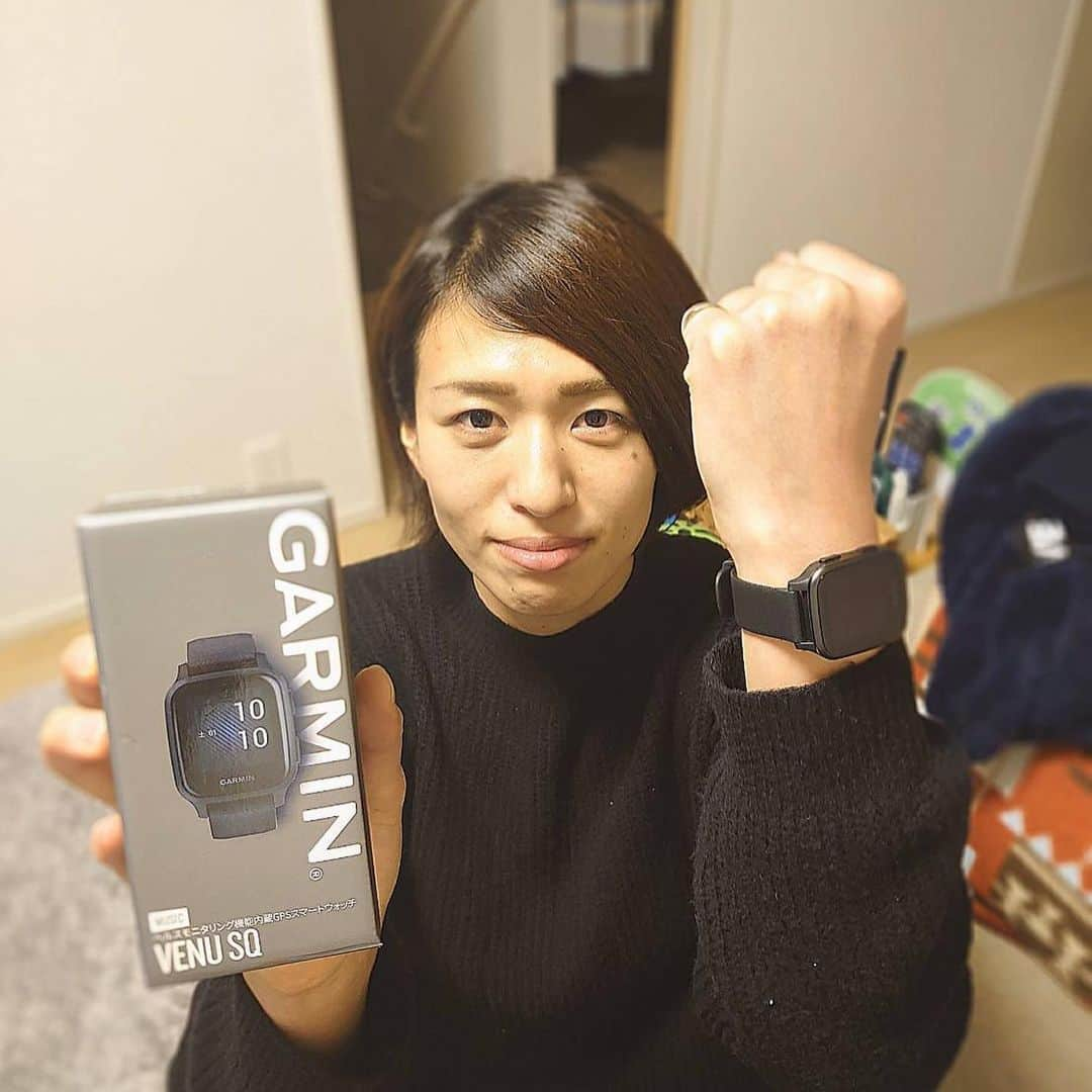 峯村沙紀さんのインスタグラム写真 - (峯村沙紀Instagram)「❤️💚 ＊ 前使っていたGarminちゃんから 同じくGarminちゃんメンバーチェンジ✨ 嬉しいあまり3枚目は半目🤣笑。 あと、手の血色がどーしても悪い😭 寒いとこーなる🥶 大切に使いますっ❤️💚 トップリーグ開幕前にどうしても欲しくて🤲。。  #脈拍測定 #ストップウォッチ #睡眠 #ストレス #ウォレット #ミュージック #防水  機能がたくさん👍  #おにゅー #時計 ⌚︎💕 #ガーミン #ガーミン女子  #garmin #garminvenusq #スポーツ女子 なはず。 #ありがとう #🥺」2月6日 22時01分 - minemuuuno.insta