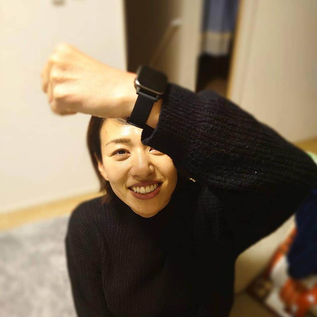 のインスタグラム：「❤️💚 ＊ 前使っていたGarminちゃんから 同じくGarminちゃんメンバーチェンジ✨ 嬉しいあまり3枚目は半目🤣笑。 あと、手の血色がどーしても悪い😭 寒いとこーなる🥶 大切に使いますっ❤️💚 トップリーグ開幕前にどうしても欲しくて🤲。。  #脈拍測定 #ストップウォッチ #睡眠 #ストレス #ウォレット #ミュージック #防水  機能がたくさん👍  #おにゅー #時計 ⌚︎💕 #ガーミン #ガーミン女子  #garmin #garminvenusq #スポーツ女子 なはず。 #ありがとう #🥺」