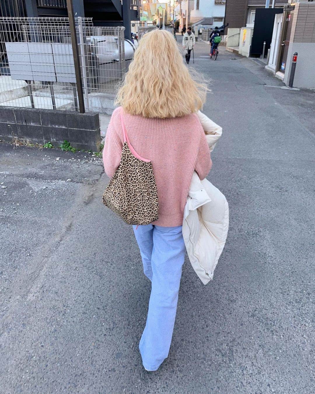 中谷愛のインスタグラム：「今日のふく🌷 popping knitのピンクな気分っ。 日中はあったかくて春感じたね♡幸 all @lit_offi ..🦮」