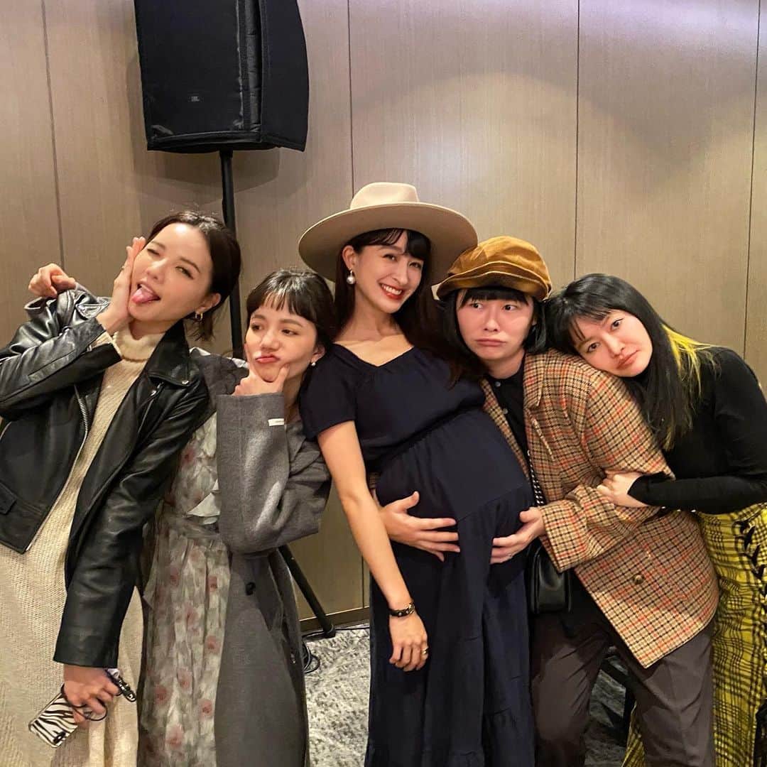 Kerinaのインスタグラム：「想到未來可以跟朋友説約就約 說走就走的日子即將結束 突然有點惆悵🥲  洋裝 @anirek_official 未來款春裝💕 #gracegift尾牙好歡樂 #大家以後不要忘記約我啊 #最後一張許喵在幹嘛啦😂」