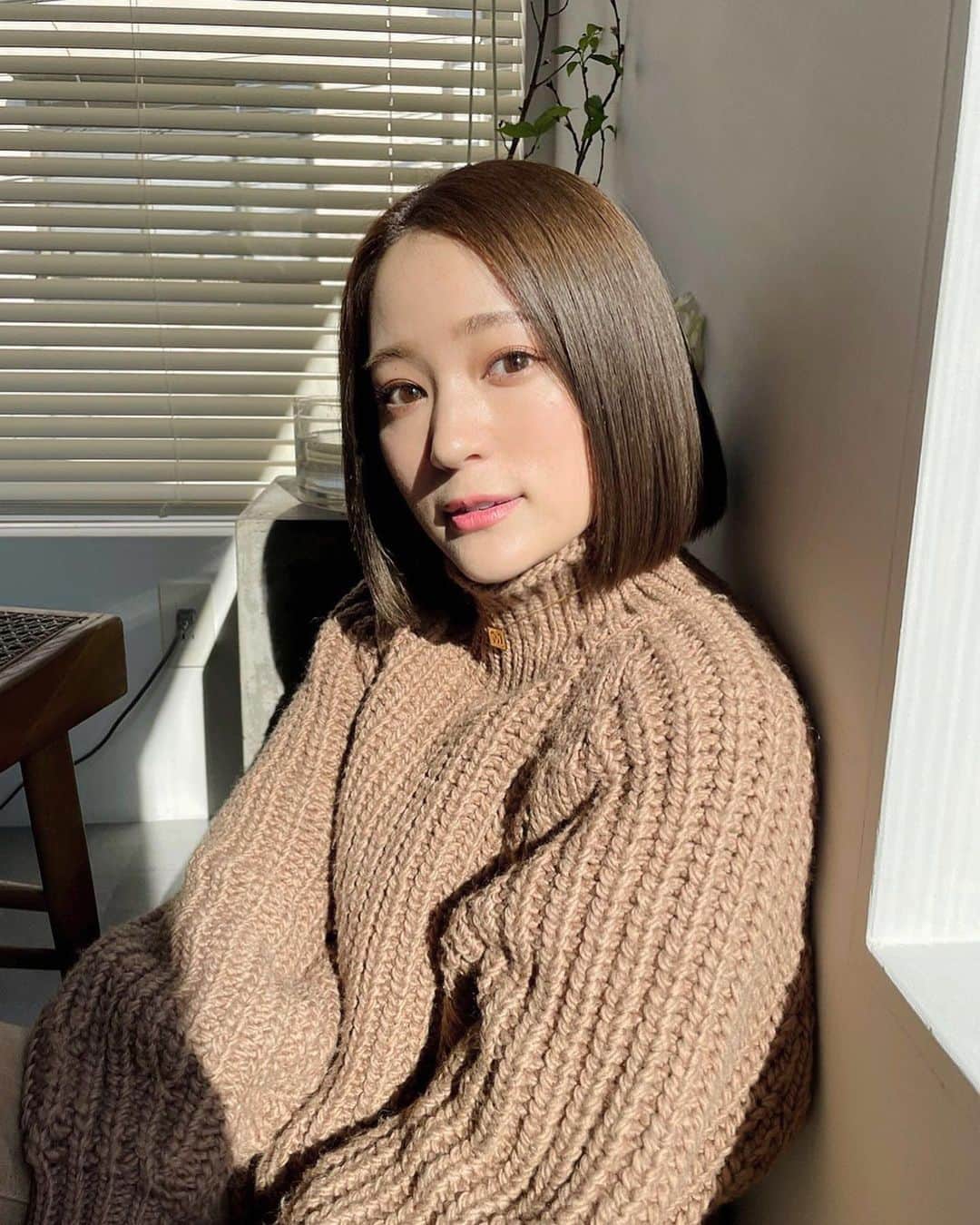 野口和弘のインスタグラム：「chayちゃんメンテナンス。 @chay1023_official  . 今回はあごラインまでカットしてカラーはサファイアシルバーにピンクを足して柔らかさをプラスしてみました。 . #chay #cieca. #ciecanoguchi」