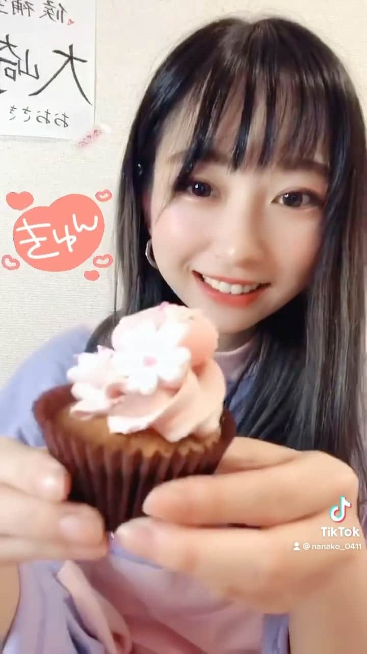 大崎菜々子のインスタグラム：「N.Y.Cupcakesのカップケーキ大好き😘 #今日のおやつ #ニューヨークカップケーキ #毎日ごはん #きゅんです  #横浜美少女図鑑 #sweetstagram @kanagawa_bishoujo_zukan #広告モデル @bishoujozukan_official #ラジオパーソナリティー #我的最愛  #fashiongram #좋아요 #팔로우미 #오오티디  #패션  #패션스타그램 #casual #streetfashion#model #cosplayer #l4l #girl  #cute #かわいい#instagood #色白女子 #ブルベ夏  #makeup #cosmetics」
