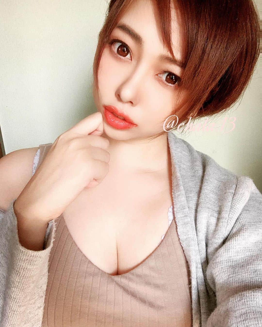 のインスタグラム：「おやすみん  　  #インフルエンサー #selfie #셀카 #インスタ女子 #お仕事依頼受付中 #お姉さん  #maravilhosa #むちむち #キャバ嬢 風#beautiful #くちびる #linda #ootd #l4l #実物とは異なります #ショートヘア #makeup #ファッション好きな人と繋がりたい #instagood #selfie#おしゃれ男子 #おしゃれ女子 #ショートスタイル #l4l #アニメ好き#ヘアスタイル #オタク#大人女子 #自撮り界隈 #自撮り男子 #自撮り女子 #美男美女と繋がりたい  @c.h.a.t.a.13 @bag_bijo @asian_beauty_elegance  @amupromotion @bjlove_diary @b_b_j.j @bijo_studio_official @bijin_meikan @bizinzukan @b.j__b.   ショートはガッカリするらしい。」