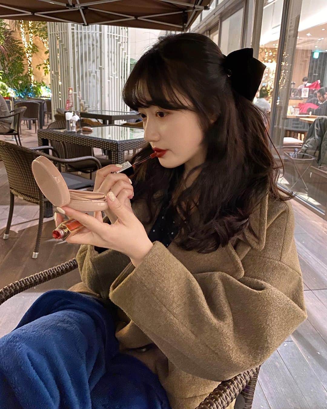 河﨑莉奈のインスタグラム：「最近のお気に入り赤リップ💄 @epineofficial  wine redってカラーつけてます🍷  ネイルも変えたの💅🏻  またカワイイ写真撮れたら 詳しく載せるね🤭💛☁️ @aaaaystaglam」