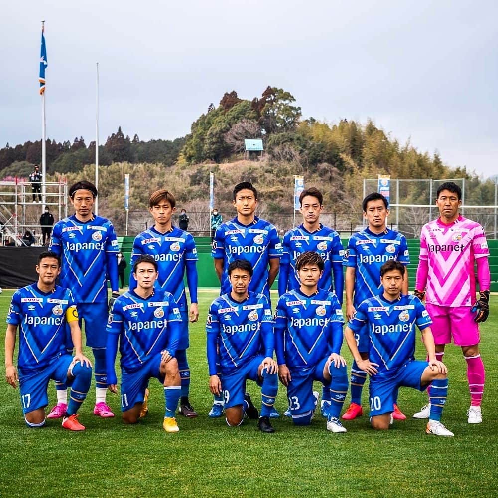 都倉賢のインスタグラム：「トレーニングマッチでも公式戦のユニフォームでプレーすると気合が入る💪  そんなパワーが出るユニフォームを着てJ1昇格に向けてプレー出来ると思うと今から開幕が待ち遠しいしワクワクするね！  この宮崎キャンプでは沢山のトライ&エラーを繰り返しながら共に成長していこう！  その積み重ねの先にJ1昇格があると信じて！！！」