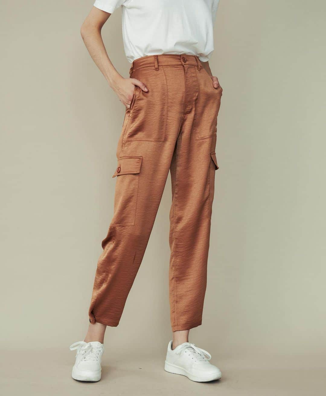 のインスタグラム：「✔️NEW ARRIVAL﻿ ————————————————————﻿ ﻿ ■サテンカーゴパンツ﻿ ¥6,300+tax﻿ ﻿ 深みのある光沢と上品さを持ち合わせた﻿ サテン素材のカーゴパンツです。﻿ ﻿ やや厚手の落ち感のある素材で穿きやすさも抜群。﻿ ﻿ 裾にスナップボタンが付いていて﻿ 外せばルーズなシルエット、閉じればテーパードシルエットに。﻿ ﻿ サテン素材のカーゴパンツは、ミリタリー感が抑えられた大人カジュアルを叶えてくれます。﻿ ﻿ ﻿ ————————————————————﻿ #COTORICA. #fashion#coordinate#onlinestore#instafashion#instagood#markstyler#2021ss#コトリカ#ママコーデ#ママファッション#プチプラコーデ#プチプラファッション#春服#春コーデ#サテンパンツ#カーゴパンツ#カラーパンツ#トレンドコーデ」