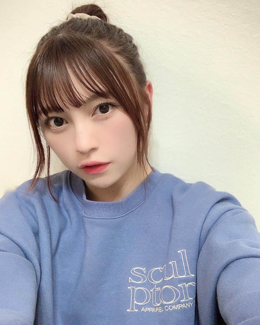 廣川奈々聖のインスタグラム：「🌙 ☁ ¨̮  ﻿ ﻿ ﻿ ﻿ #おだんごヘア #おうちじかん #sculptor」