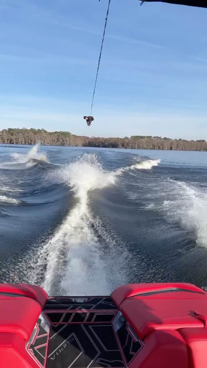 手塚翔太のインスタグラム：「One double up hit from yesterday😎🤌🏼 Simple but fun to do⛄️  🚤@supra_boats」