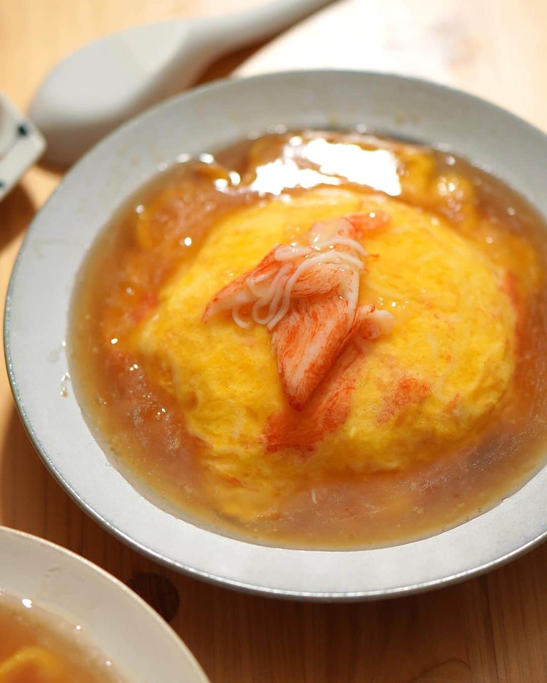 Akihiro Yoshidaさんのインスタグラム写真 - (Akihiro YoshidaInstagram)「こんばんは🌃  今日は暖かったですね そろそろ花粉症の嫌な季節 ほんとに一年間マスクしっぱなしでしたね…  今日はカニカマの天津飯🟡🦀  自分は卵をとろとろ派 妻はよく焼き派  買い物してなくて、冷蔵庫にある卵とカニカマで晩ご飯🍳  蟹玉も天津飯も作るの相当久しぶり。 卵料理は毎回緊張する  天津飯といえは甘酢あんですが、京都に住んでいたときに通った王将で食べていた京風の出汁系あんかけが好き  天津飯といえば自分は京風なんです  いろいろレシピをみたのですが、 途中で酢を足してたべるので、最初から自分好みにお酢と砂糖を足して甘酢感を足してみました！なかなか美味しくできました  足しながら味を決めてたのでレシピ分量が曖昧ですが笑笑ちょっと再現性自信無し💦  あんが好きなのであんだくの分量でつくってます  ■レシピ ご飯…おこのみで カニカマ…4-5本 溶き卵…4-5 塩胡椒…少々 >あん 水…400ml あんだく 鶏ガラスープの素…小1強 薄口しょうゆ…小2 酒…大1 酢…小2 砂糖…小1 水溶き片栗粉…大3-4  step1️⃣. あんは煮立たせたら火を弱めて水溶き片栗粉をいれてとろみをつける step2️⃣.ボウルに溶き卵と塩胡椒カニカマをほぐし入れて混ぜ合わせる。フライパンに油をいれて熱する。卵を流し入れて素早く菜箸でかきまぜてふんわりと step3️⃣. 丼にごはんを盛り付けて、卵をのせて、あんをかけて、追いカニカマして出来上がり  #akihiroy#中華#天津飯#かにかま#カニカマ#中華料理#家中華 #卵 #卵料理 #たまご料理 #玉子丼 #天津丼#カニカマレシピ #かにかま入り卵焼き#フーディーテーブル#おうちごはん#節約ごはん #節約レシピ #節約#簡単レシピ」2月6日 22時23分 - akihiroy