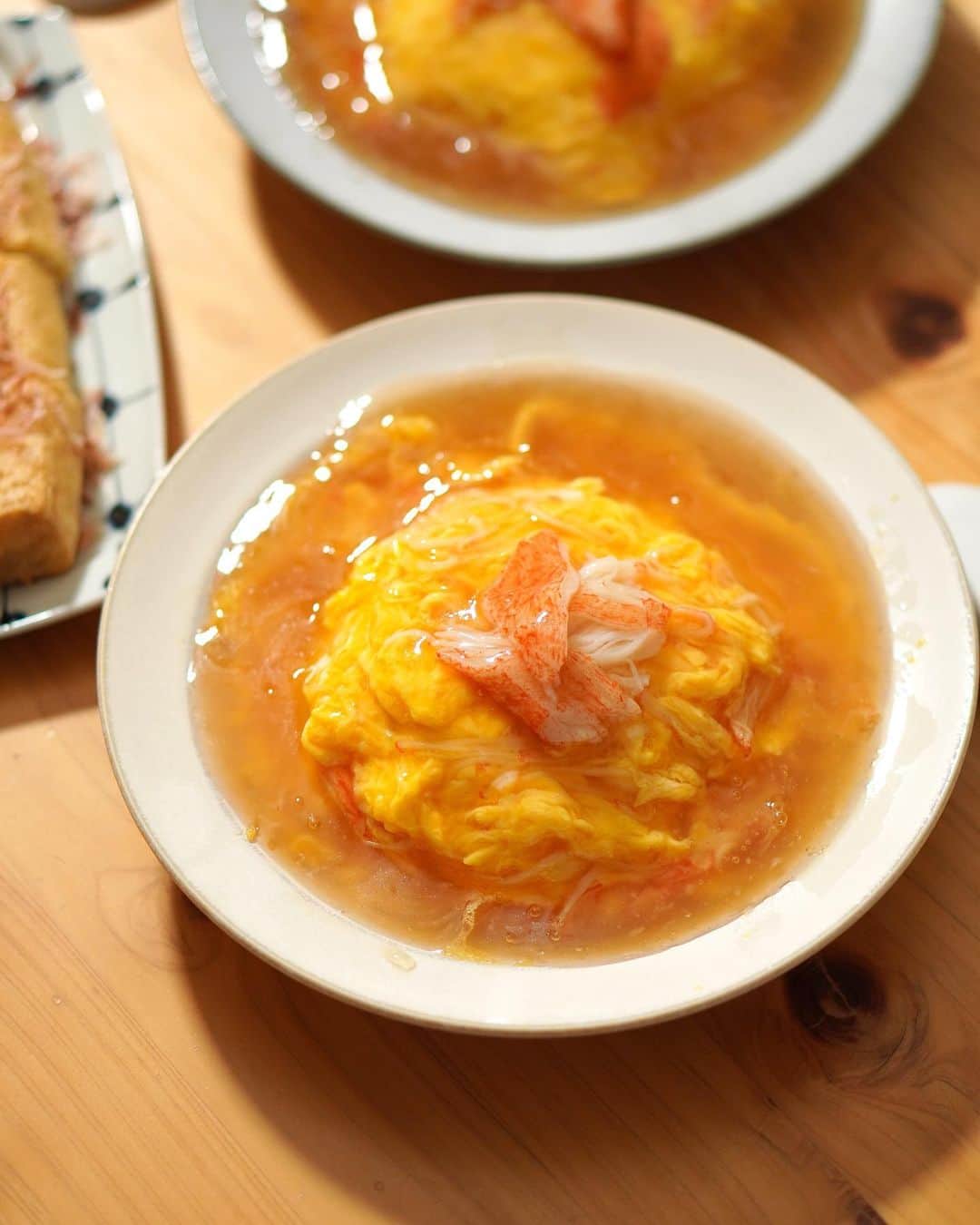 Akihiro Yoshidaのインスタグラム：「こんばんは🌃  今日は暖かったですね そろそろ花粉症の嫌な季節 ほんとに一年間マスクしっぱなしでしたね…  今日はカニカマの天津飯🟡🦀  自分は卵をとろとろ派 妻はよく焼き派  買い物してなくて、冷蔵庫にある卵とカニカマで晩ご飯🍳  蟹玉も天津飯も作るの相当久しぶり。 卵料理は毎回緊張する  天津飯といえは甘酢あんですが、京都に住んでいたときに通った王将で食べていた京風の出汁系あんかけが好き  天津飯といえば自分は京風なんです  いろいろレシピをみたのですが、 途中で酢を足してたべるので、最初から自分好みにお酢と砂糖を足して甘酢感を足してみました！なかなか美味しくできました  足しながら味を決めてたのでレシピ分量が曖昧ですが笑笑ちょっと再現性自信無し💦  あんが好きなのであんだくの分量でつくってます  ■レシピ ご飯…おこのみで カニカマ…4-5本 溶き卵…4-5 塩胡椒…少々 >あん 水…400ml あんだく 鶏ガラスープの素…小1強 薄口しょうゆ…小2 酒…大1 酢…小2 砂糖…小1 水溶き片栗粉…大3-4  step1️⃣. あんは煮立たせたら火を弱めて水溶き片栗粉をいれてとろみをつける step2️⃣.ボウルに溶き卵と塩胡椒カニカマをほぐし入れて混ぜ合わせる。フライパンに油をいれて熱する。卵を流し入れて素早く菜箸でかきまぜてふんわりと step3️⃣. 丼にごはんを盛り付けて、卵をのせて、あんをかけて、追いカニカマして出来上がり  #akihiroy#中華#天津飯#かにかま#カニカマ#中華料理#家中華 #卵 #卵料理 #たまご料理 #玉子丼 #天津丼#カニカマレシピ #かにかま入り卵焼き#フーディーテーブル#おうちごはん#節約ごはん #節約レシピ #節約#簡単レシピ」