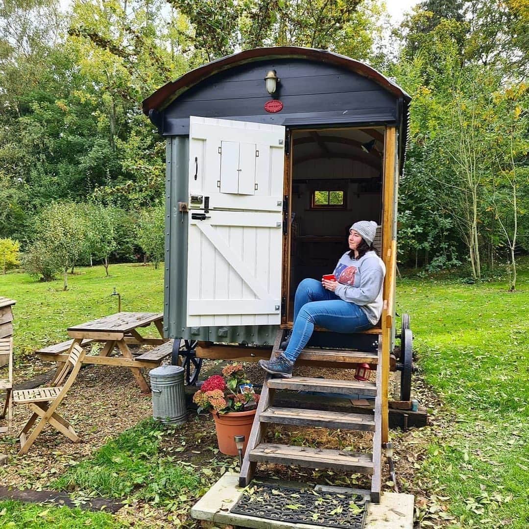 Airbnbのインスタグラム：「About the only fast thing about this cozy shepherd’s hut in the Surrey Hills is how quickly it can change your perspective. Well, that, and the half-hour trip from London. Fiona, your Superhost, provides an overflowing breakfast basket and a map of all her favorite walking and cycling paths.   Update your wish list for when travel is back on the table. Link in bio.  Photo: @beccadeee92」