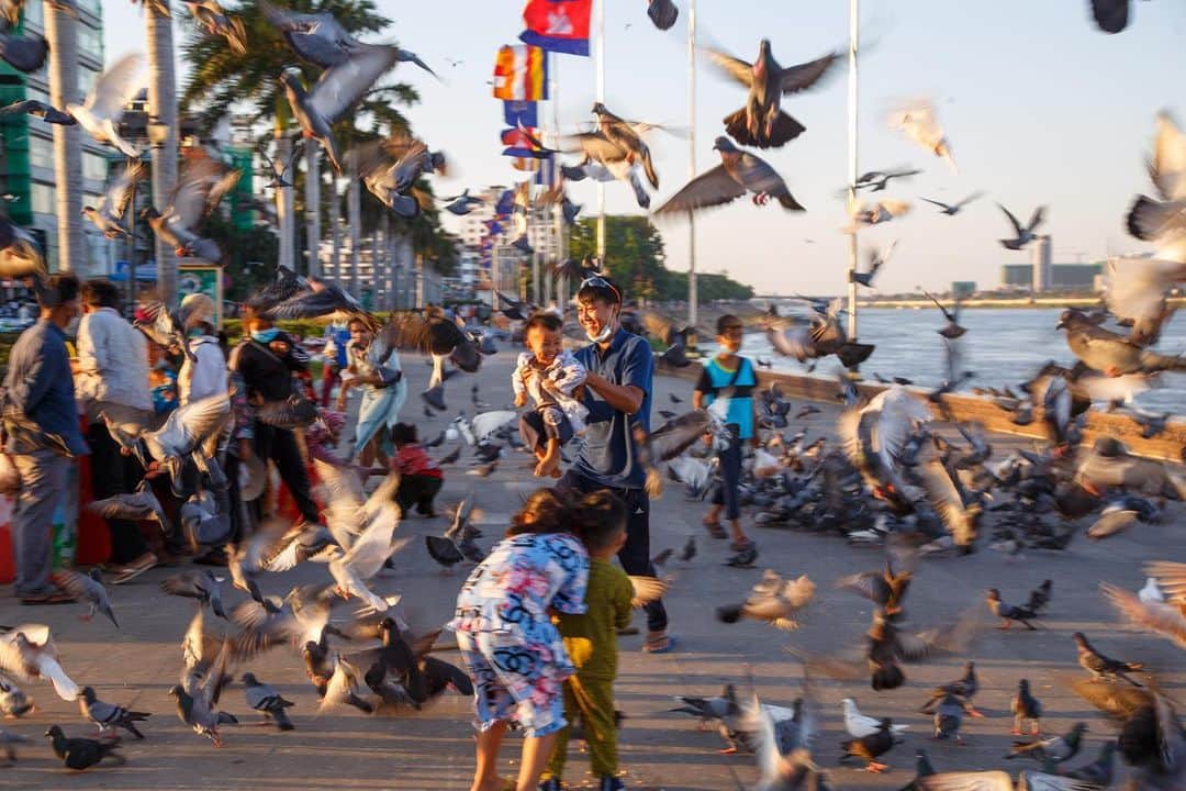 Shunsuke Miyatakeのインスタグラム：「The joy of flight, Riverside, Phnom Penh, Cambodia」