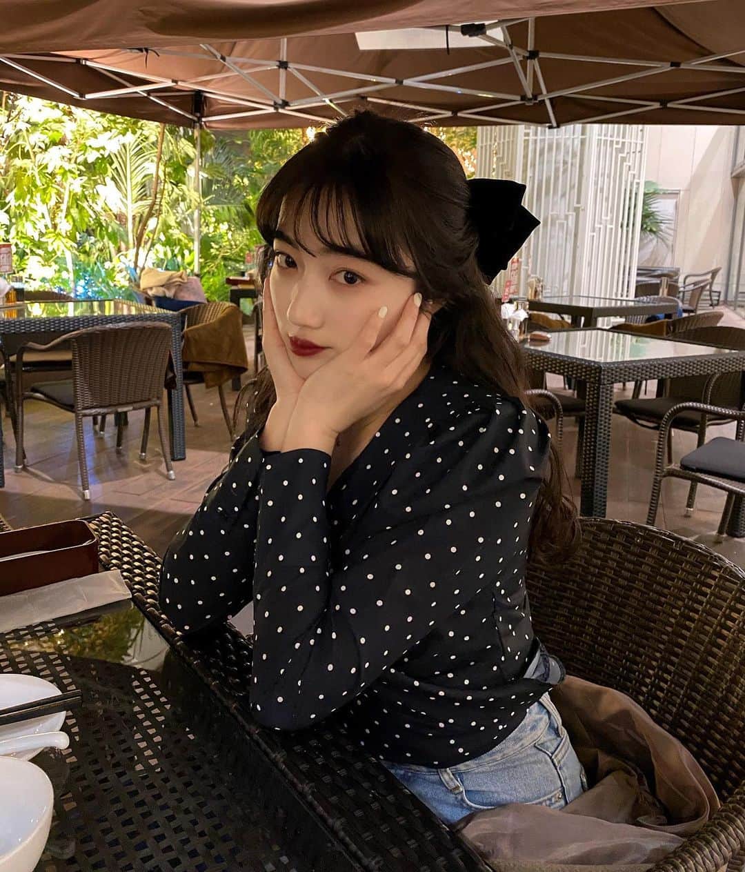 河﨑莉奈のインスタグラム：「new nailがお気に入りすぎる🐣 今の気分はレモンクリーム🍋🧁  絶妙な色味、、天才あやかさん🤭💛@aaaaystaglam   韓国ネイル好きな子は ぜひ行ってみてね☁️❕  お洋服は　@acym_official 🤍」