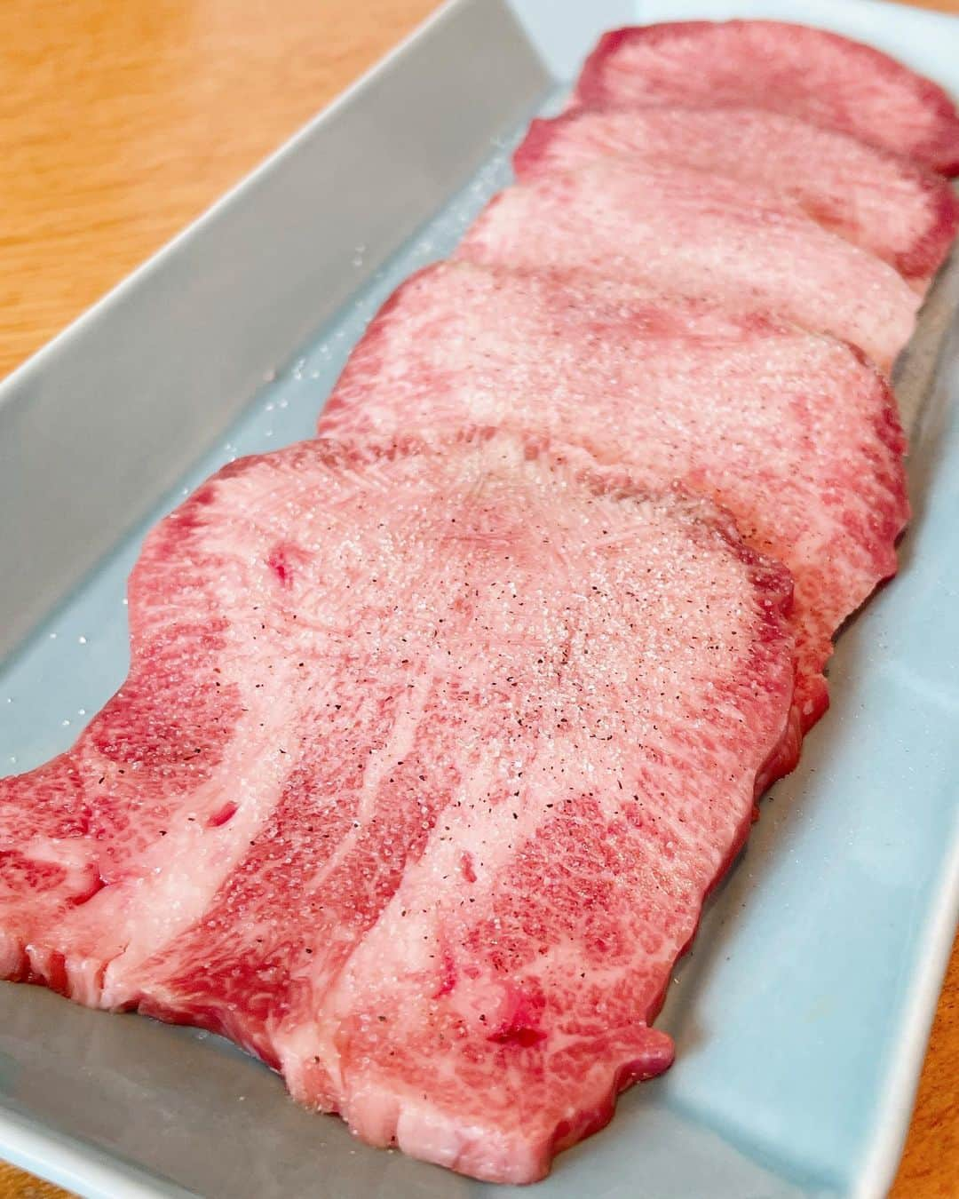 フォーリンデブさんのインスタグラム写真 - (フォーリンデブInstagram)「赤身肉＆牛タン好きなら！ 三軒茶屋にある【大阪タレ焼肉 まる29】は、大阪の老舗焼肉店からタレを直々に伝授された、注目の焼肉店🌟 お取り寄せをスタートさせたので、さっそく「人気和牛3点焼肉セット（送料込み7500円）」を購入してみたら、褐毛和牛（あか牛）だからこその赤身感で脂が重たくなく、いくらでも食べられちゃう❣️ 甘味と酸味のバランスが良いタレはもちろん、そのまま塩の「和牛タン」も歯切れの良さが素晴らしく、タン好きも満足できそうだよ☺️✨ - 大阪タレ焼肉 まる29（Marufuku） 050-5456-3619 東京都世田谷区太子堂2-30-2  通販（冷凍）で全国発送OK ホームページや楽天などから注文可 @maru29.sancha - #東京焼肉 #三軒茶屋焼肉 #お取り寄せ #お取り寄せグルメ #通販グルメ #まる29 #焼肉セット #おうち焼肉 #タレ焼肉 #オンザライス #安心してください #家でも太れます ▼ ジャンル検索 #フォーリンデブ焼肉 #フォーリンデブお取り寄せ」2月6日 22時29分 - fallindebu