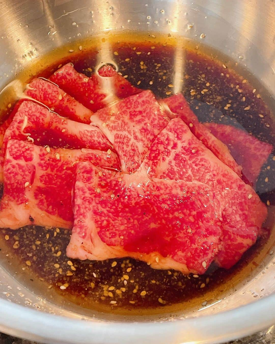 フォーリンデブさんのインスタグラム写真 - (フォーリンデブInstagram)「赤身肉＆牛タン好きなら！ 三軒茶屋にある【大阪タレ焼肉 まる29】は、大阪の老舗焼肉店からタレを直々に伝授された、注目の焼肉店🌟 お取り寄せをスタートさせたので、さっそく「人気和牛3点焼肉セット（送料込み7500円）」を購入してみたら、褐毛和牛（あか牛）だからこその赤身感で脂が重たくなく、いくらでも食べられちゃう❣️ 甘味と酸味のバランスが良いタレはもちろん、そのまま塩の「和牛タン」も歯切れの良さが素晴らしく、タン好きも満足できそうだよ☺️✨ - 大阪タレ焼肉 まる29（Marufuku） 050-5456-3619 東京都世田谷区太子堂2-30-2  通販（冷凍）で全国発送OK ホームページや楽天などから注文可 @maru29.sancha - #東京焼肉 #三軒茶屋焼肉 #お取り寄せ #お取り寄せグルメ #通販グルメ #まる29 #焼肉セット #おうち焼肉 #タレ焼肉 #オンザライス #安心してください #家でも太れます ▼ ジャンル検索 #フォーリンデブ焼肉 #フォーリンデブお取り寄せ」2月6日 22時29分 - fallindebu