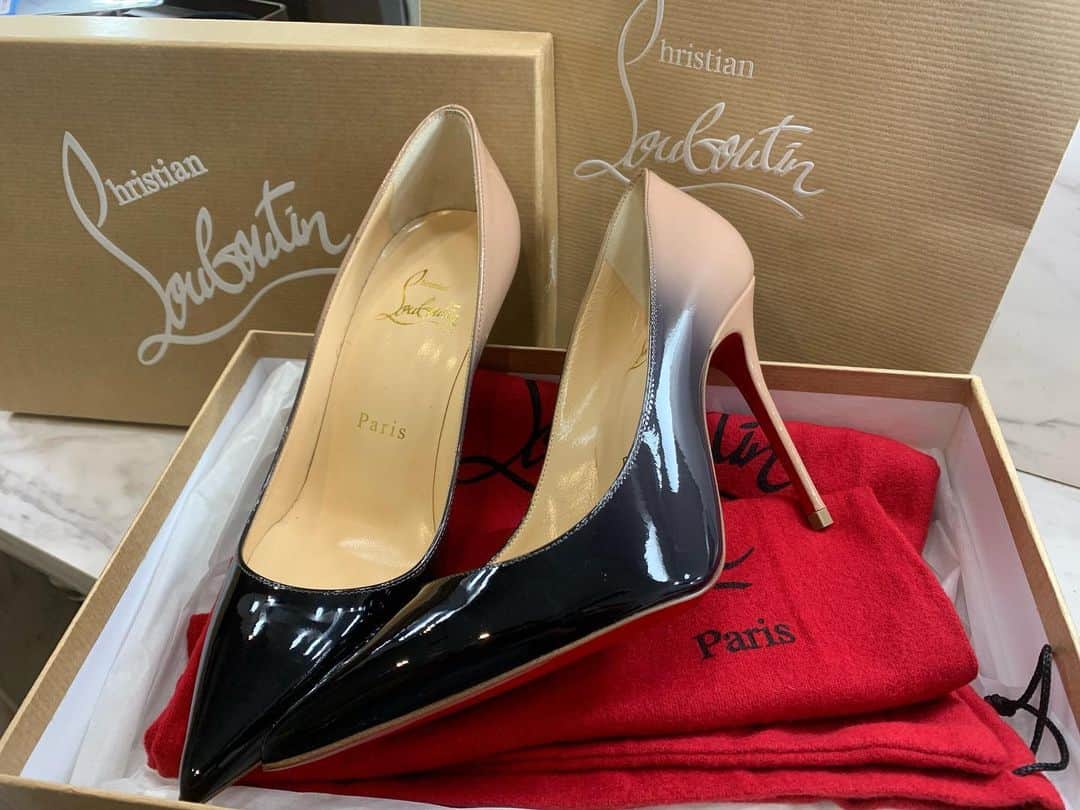 あゆぽよのインスタグラム：「急にプレゼントしてくれた🎁  可愛い😍😍😍  本当にありがとう😆  #ルブタン #ルブタンヒール」