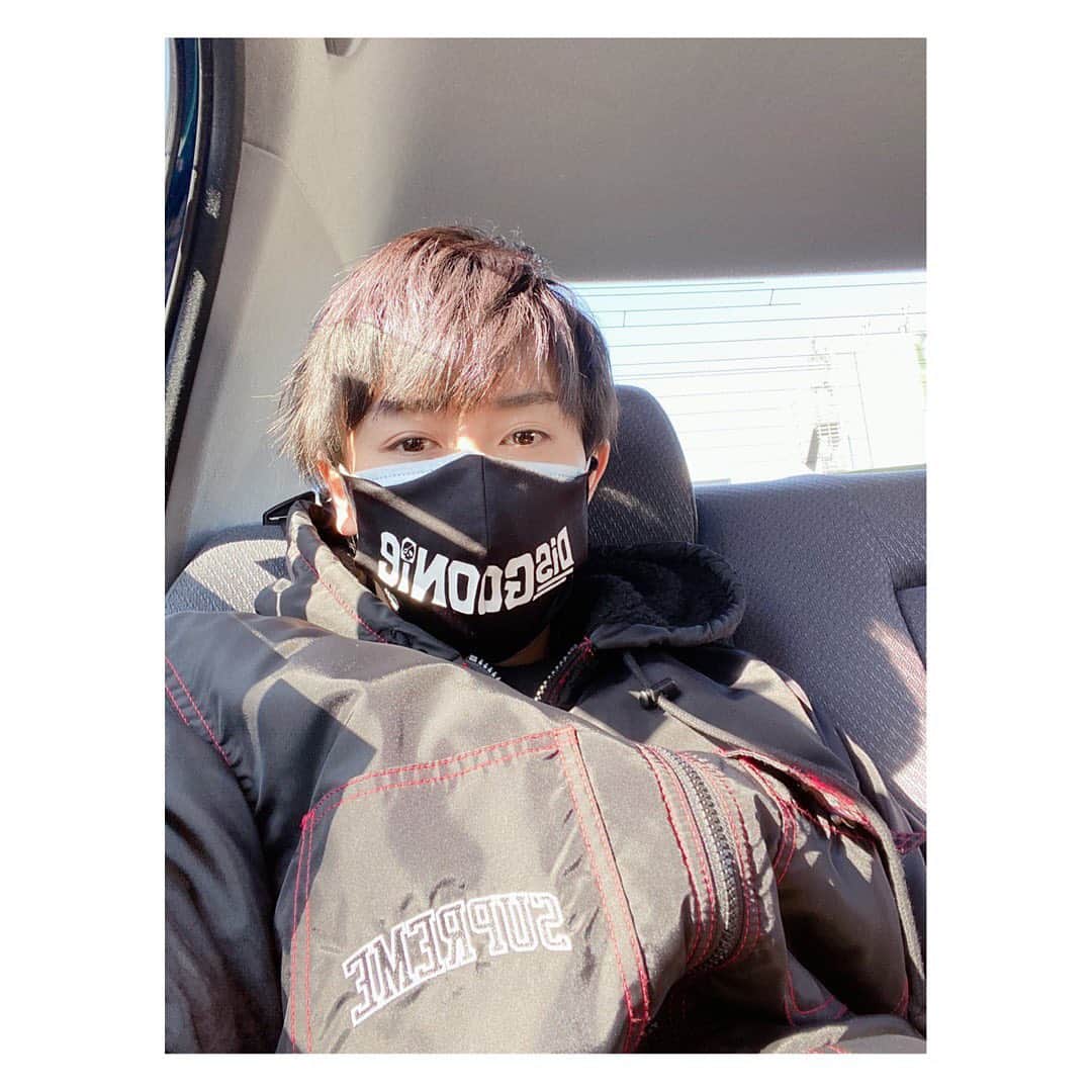 猪野広樹のインスタグラム：「写真が行ってきます！みたいなテンションだけど、今日も無事公演終演しました！  明日で最後。1公演。　夢の先が終わってしまう…！　祭りにしてやろう！  劇場に来られない方、配信もあります…！　　公式ホームページでチェックしてみてくださいな！」