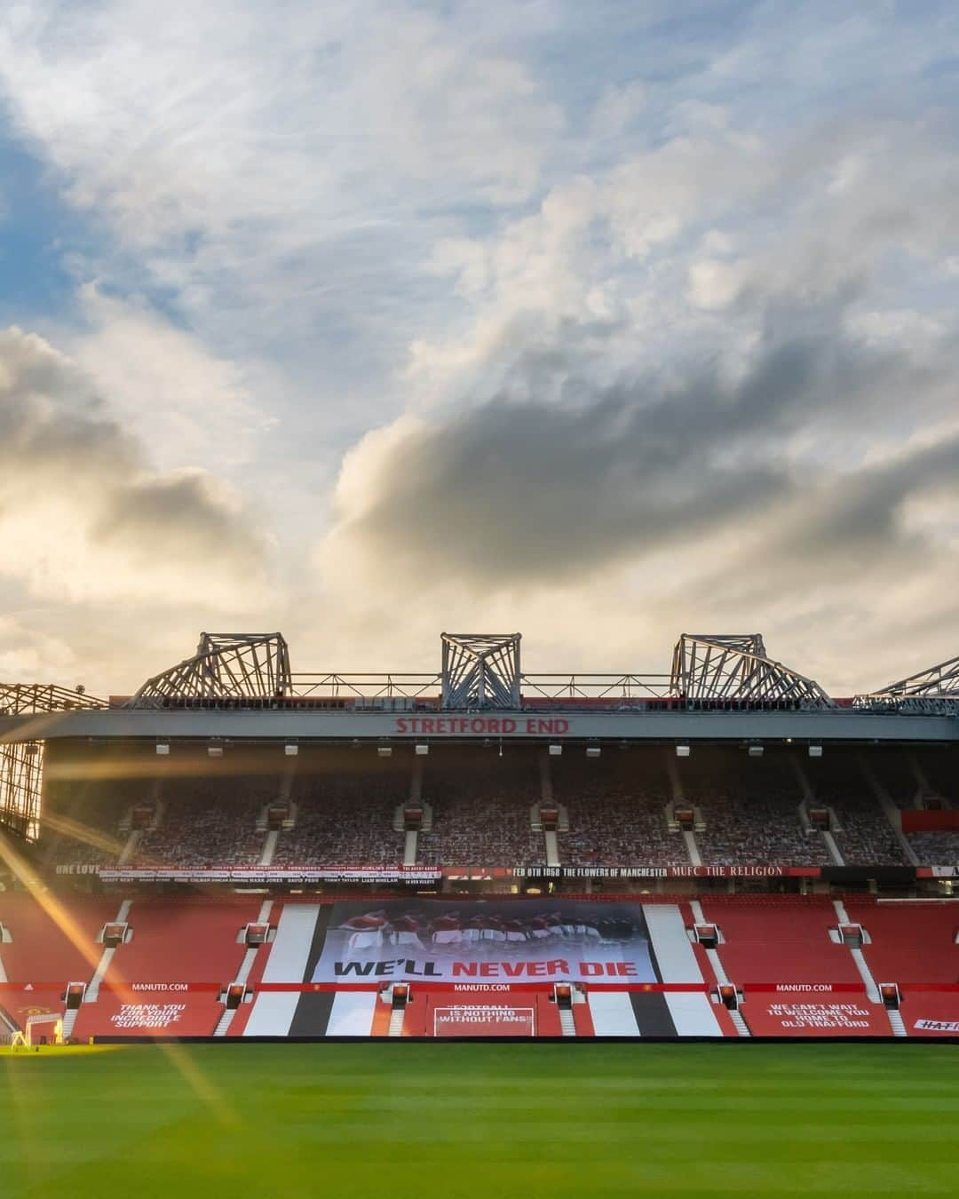 マンチェスター・ユナイテッドさんのインスタグラム写真 - (マンチェスター・ユナイテッドInstagram)「Old Trafford remembers.  #FlowersOfManchester」2月6日 22時30分 - manchesterunited