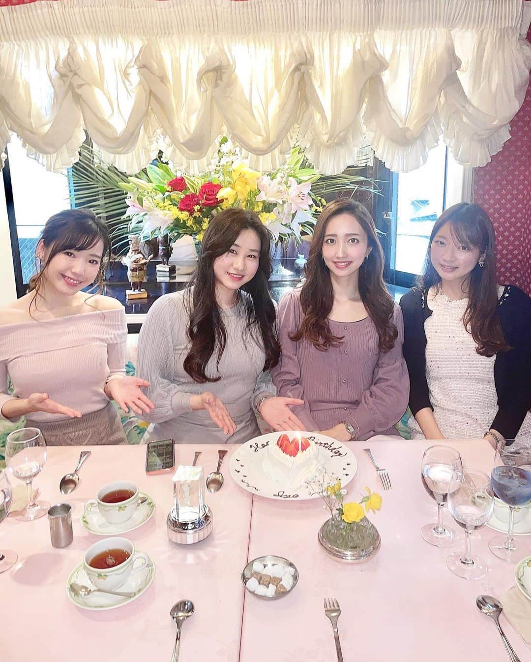 曲渕伊代のインスタグラム：「お店中お花の香りがするラブリーなお店で じれまいがお誕生日をお祝いしてくれました🌼 今年もありがとう🥺💗 . #ドレスコードはこう見えてピンク #ブラッドオレンジジュース連呼 #咀嚼ナッツ」