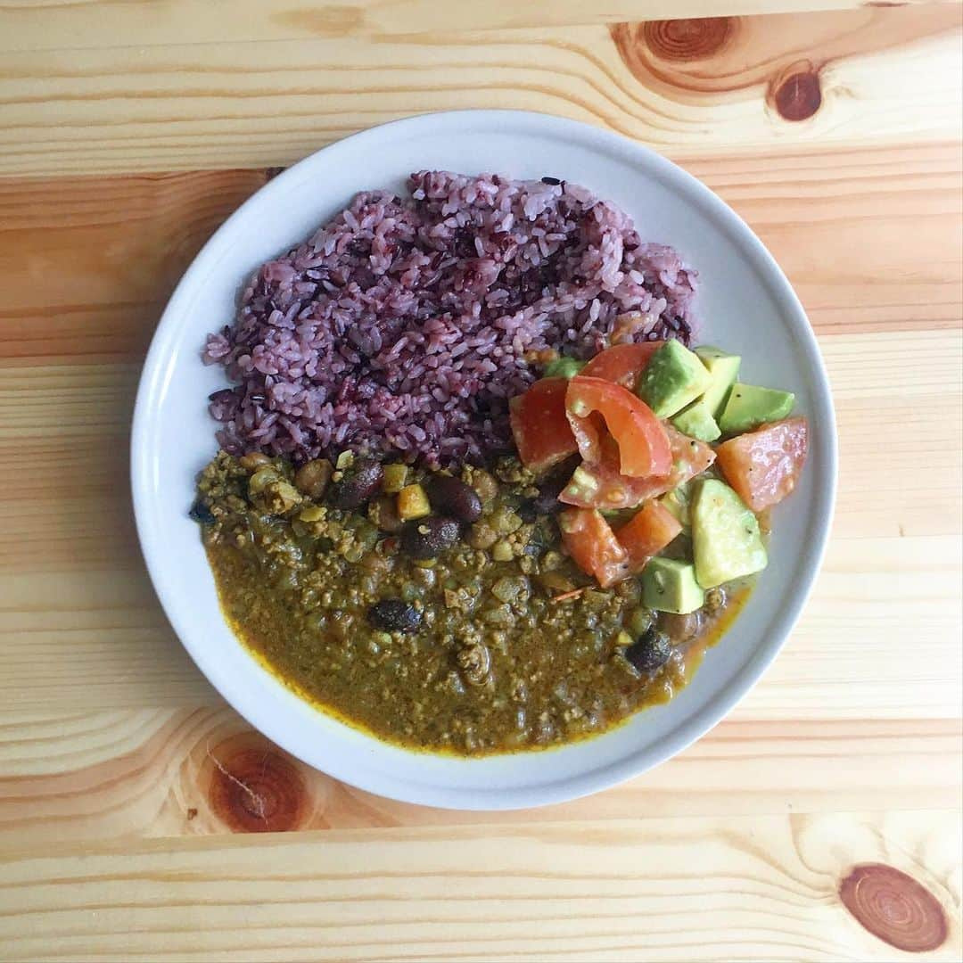 宮本菜津子のインスタグラム：「今日のひるご飯。ほぼ毎日勤め先でカレー食べてても、家でカレー食べたくなるときってある。今日は、それだった👳🏿‍♂️🍛合挽肉とミックスビーンズのカレー、アボカドとトマトのサラダ🥑🍅ひさしぶりに家でちゃんと料理したな〜。たのしかったです。 - #massofthefermentingdregs  #motfd #masudore #curry #lunch  #lunchtime  #マスドレ #カレー #ひるごはん  #昼ごはん  #おひるごはん  #お昼ごはん  #お昼ご飯」