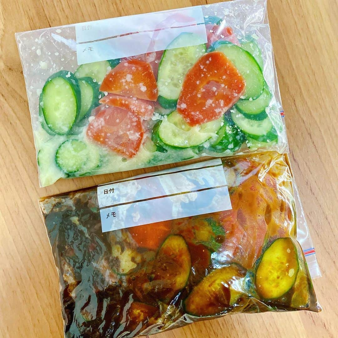 酒井瞳さんのインスタグラム写真 - (酒井瞳Instagram)「宮崎のご当地フルーツ日向夏⭐️  そのまま食べてももちろん美味しいのですが、最近私がハマってるデリ風サラダにしてみました😋💕  新玉ねぎと冷蔵庫に残ってたお野菜を入れて日向夏と和えるだけ🤗❤️  日向夏は果肉より外の白い皮に甘さが含まれてるのでりんごの皮剥きみたいな剥き方で白い皮は残したままいただきます🙋‍♀️  甘さと柑橘の爽やかさが食欲をそそる🤤  ＊作り方＊  1.日向夏・新玉ねぎ・好きなお野菜を好みの大きさにカット  2.米酢・蜂蜜・オリーブオイル・塩・ブラックペッパーを混ぜて和えるだけ  血液サラサラ美容サラダの完成🤗✨  とっても立派な金時人参は煮物とかもしたかったけど、新鮮だったからそのまま食べたいなと思いお漬物に⭐️  身体に良いお漬物は常備してます🙋‍♀️  いろんな味で楽しめるよね🤤  今回は味噌漬けと塩麹漬けの2種類にしてみたよ🤗  ＊作り方＊  1.金時人参を3分ほど茹で、きゅうりは塩揉みして味染みやすいように✨  2.味噌漬けはお味噌2:蜂蜜1   3.塩麹漬けはそのまま入れるだけ  お漬物って漬けるだけだからほんと楽ちん一品👏👏笑  金時人参色鮮やかだからこれまた見た目も美味しい😂🙌 ジップロックなのが残念🤣これが一番漬けやすいんだよ🤔🤣笑  #お家ごはん #ヘルシー #腸活 #免疫力アップ  #健康 #健康オタク #常備菜 #cooking #料理 #作り置き #いただきます #ごちそうさまでした #幸せ #食べるの大好き #日向夏 #新玉ねぎ #血液サラサラ #漬物 #宮崎 #金時人参 #新鮮野菜 #フルーツ #木の下つづき」2月6日 13時36分 - s.sakaihitomi