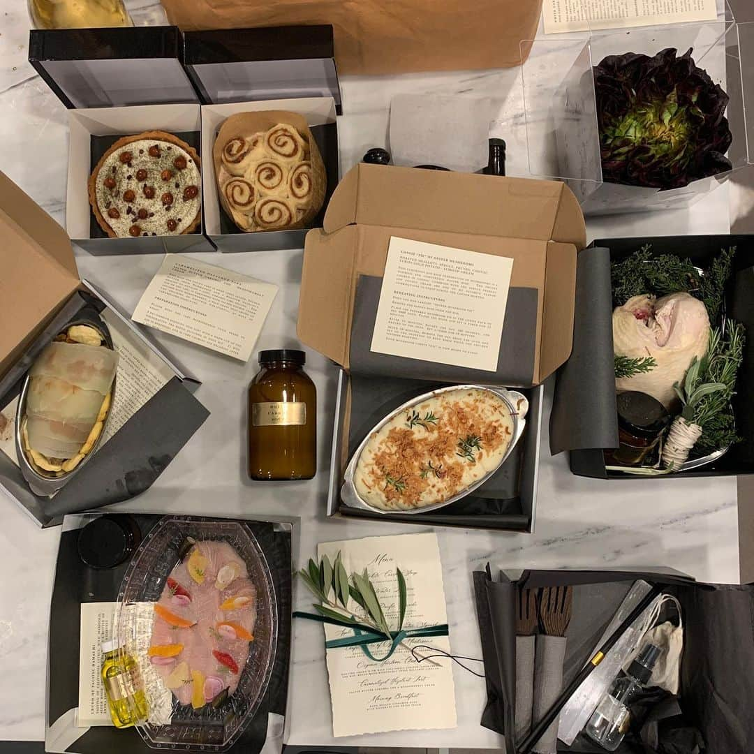 イリザ・シュレシンガーさんのインスタグラム写真 - (イリザ・シュレシンガーInstagram)「I have to make a special post to thank @amazonprimevideo for this GORGEOUS dinner for #blissmovie from @vespertine.la - the reusable/sustainable packaging from @perennitydesigns are beautiful. And I loved that @amazonstudios donated 10,000 meals to the @thelamission for this premiere. It was all so thoughtfully and perfectly done. The coconut shell utensils and the handmade parts of the “atmosphere kit” (who AM I?) were so beautiful and they #selenite is going in my office. 🌱 🖤 🍴」2月6日 13時39分 - ilizas