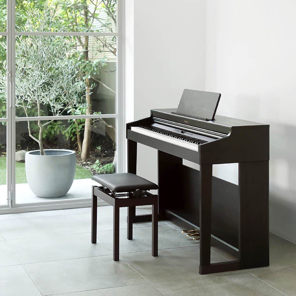 GLOWさんのインスタグラム写真 - (GLOWInstagram)「. . おうち時間が増え、大人のピアノブームが再燃！﻿ 人気の「ローランド」から新登場した家庭用ピアノ2台をご紹介します。﻿ ﻿ 一枚目から﻿ ✔️デジタルピアノ「RP701」／オープン価格﻿ シンプルながら、本格的な音やタッチを楽しめるエントリー・モデルでインテリアに馴染む上質なデザイン。﻿ グランドピアノの豊かな表現力を再現する「スーパーナチュラル・ピアノ音源」の明るく華やかな響きを継承しつつ、音の厚みやふくよかさが増した、リッチな音色を味わうことができます。﻿ また、無料アプリ「Piano Every Day」（Android／iOS対応）を豊富な内蔵曲の譜面をタブレットに表示したり、「音あてゲーム」で音感をトレーニングするなど、楽しく練習をサポートしてくれます。﻿ ﻿ ✔️デジタルピアノ「F701」／オープン価格﻿ 本格的な音や鍵盤タッチなど高いピアノの基本性能を備えたスリムでスタイリッシュなデザイン。﻿ 従来モデルの奥行35㎝のスリムなデザインで、直線と曲線を織り交ぜたインテリアになじみやすいデザインで登場。こちらも同じく、「スーパーナチュラル・ピアノ音源」搭載にアプリで練習ができる仕様です。﻿ 鍵盤には、繊細なタッチや強い打鍵にもしっかり応える「PHA-4 スタンダード鍵盤」を搭載いて、グランドピアノの弾き心地でより自然な演奏感を味わえます。 ﻿ 新色「ライトオーク調仕上げ」、「黒木目調仕上げ」、「ホワイト」の３色展開なので、お部屋に合わせて色を選べるのも嬉しい♡﻿ ﻿ 使いやすい機能が備わった上質ピアノだから手軽に楽しめそう😌﻿ ローランドでは、購入前に知っておきたいピアノ情報をまとめたサイトがあるので、ぜひこちらもチェックしてください！﻿ https://www.roland.com/jp/lp/myfirstpiano/﻿ ﻿ #雑誌グロー #ローランド #roland #ピアノ #ピアノのある暮らし #アシスタントE﻿」2月6日 13時40分 - glow_tkj