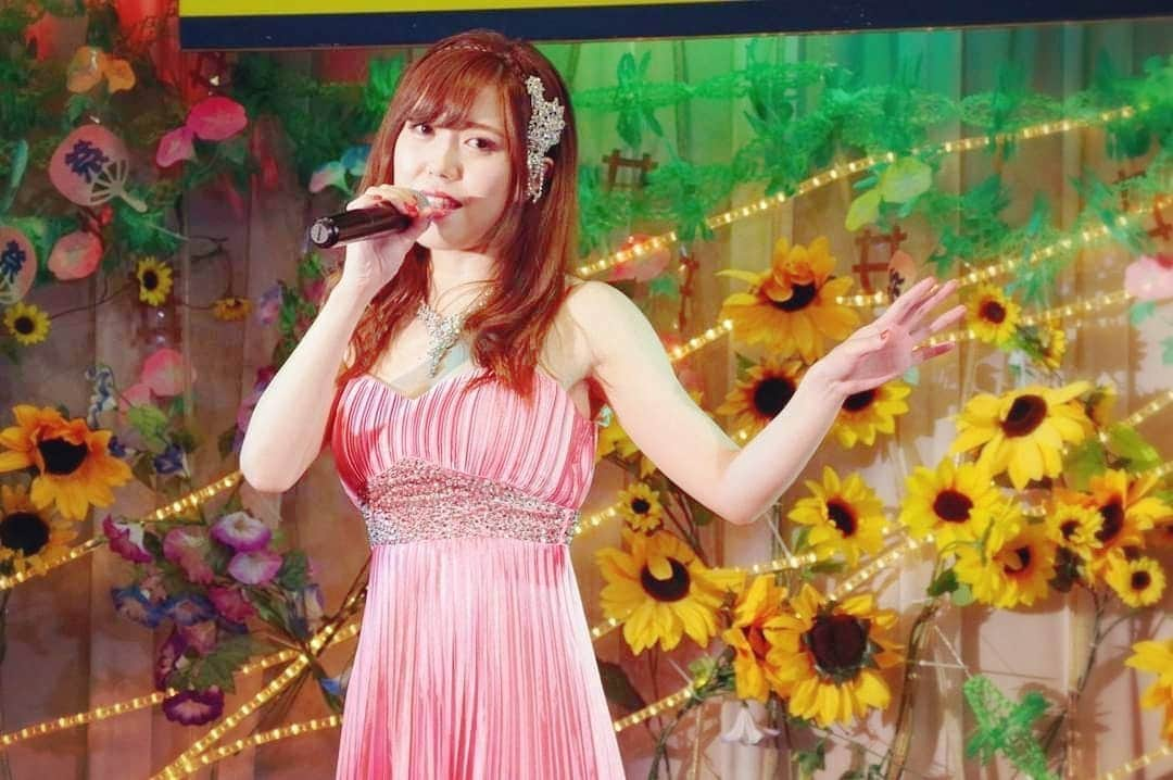 瀬戸マドカのインスタグラム：「2021年明日が歌い初めです🎙️今年もよろしくお願いします🎙️🤗 · 前日は、ステージの写真見るだけで心拍数がすごいです..💘🤢(前日毎度) · 2021.2/7(日)川口湯の郷·瀬戸マドカ歌謡ショー *(1部13時～·2部17時～いつもより開催時間が早いのでお気を付け下さい) · ソーシャルディスタンス空間、 対策をしながらの開催ではありますが、皆様にお会いできますこと楽しみにしています* この時期ではありますが皆様にエールパワーを湯のさとから送ります(*≧з≦)🎙️気を付けていらして下さい🚙よろしくお願いします🌟 · 瀬戸マドカ応援席の方もご用意していただいです🎀川口ゆの郷☎️電話 048-254-1126 · #瀬戸マドカ #瀬戸マドカ謡 #瀬戸マドカ歌謡ショー #温泉ライブ #歌手 #歌手活動 #ステージ衣装 #dress #japanesesinger #live #japanese girl」