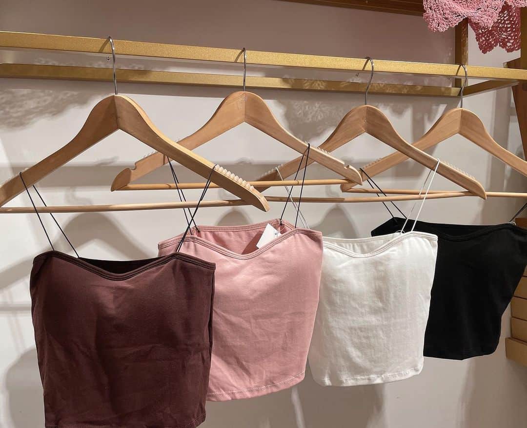 Fleur Fleurのインスタグラム：「又有新貨到💝✨✨✨ 今次先係農曆新年前介紹🧧☺️ 超級受大家歡迎嘅春季打底衫！ 每次打底都會極速售罄😱🥶🥶  因為真係有好多用家推介👍🏻👍🏻👍🏻 亦有好多客回頭再買其他款同顏色💖👌🏻 我哋精選嘅打底都會令身形變得好好睇 瘦底冇乜身材嘅客人一定一定要留意！ 今次返咗三個款👌🏻 放一條着用片俾大家收睇😋😋😋 睇吓邊一款功能最啱自己？ 見到鍾意嘅歡迎即刻聯絡我哋 WhatsApp購買熱線5572-9458 銅鑼灣門市地址銅鑼灣恩平道52號2樓A室」