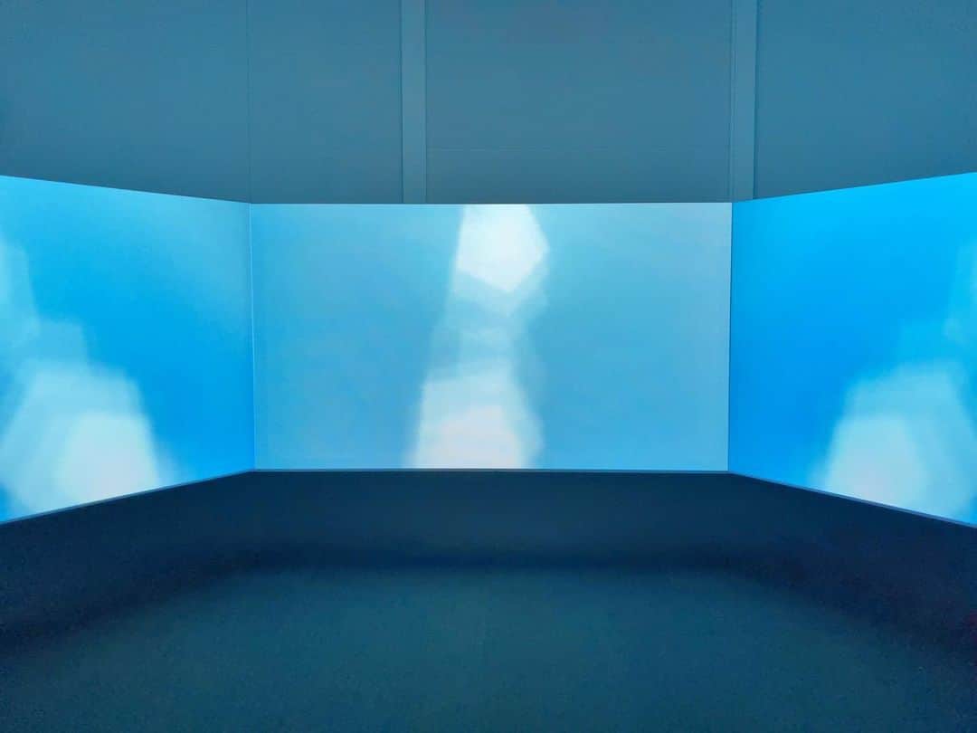 外山輝信さんのインスタグラム写真 - (外山輝信Instagram)「Doug Aitken "NEW OCEAN : THAW" 壮大な万華鏡。すごい。 もう20年近く前になるが、オペラシティアートギャラリーで観た、ダグ・エイケンの展示は、今まで観たものの中でもトップだ。 会期は明日までだと思ったら3月28日まで延長されていた。」2月6日 13時54分 - terunobu_toyama