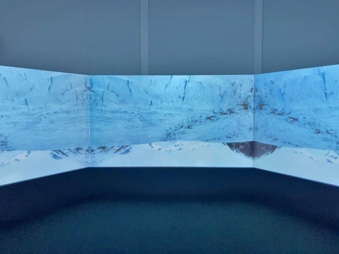 外山輝信さんのインスタグラム写真 - (外山輝信Instagram)「Doug Aitken "NEW OCEAN : THAW" 壮大な万華鏡。すごい。 もう20年近く前になるが、オペラシティアートギャラリーで観た、ダグ・エイケンの展示は、今まで観たものの中でもトップだ。 会期は明日までだと思ったら3月28日まで延長されていた。」2月6日 13時54分 - terunobu_toyama