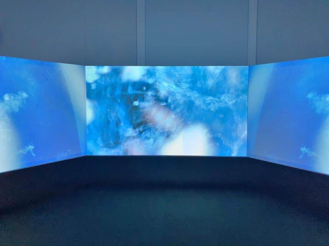 外山輝信さんのインスタグラム写真 - (外山輝信Instagram)「Doug Aitken "NEW OCEAN : THAW" 壮大な万華鏡。すごい。 もう20年近く前になるが、オペラシティアートギャラリーで観た、ダグ・エイケンの展示は、今まで観たものの中でもトップだ。 会期は明日までだと思ったら3月28日まで延長されていた。」2月6日 13時54分 - terunobu_toyama