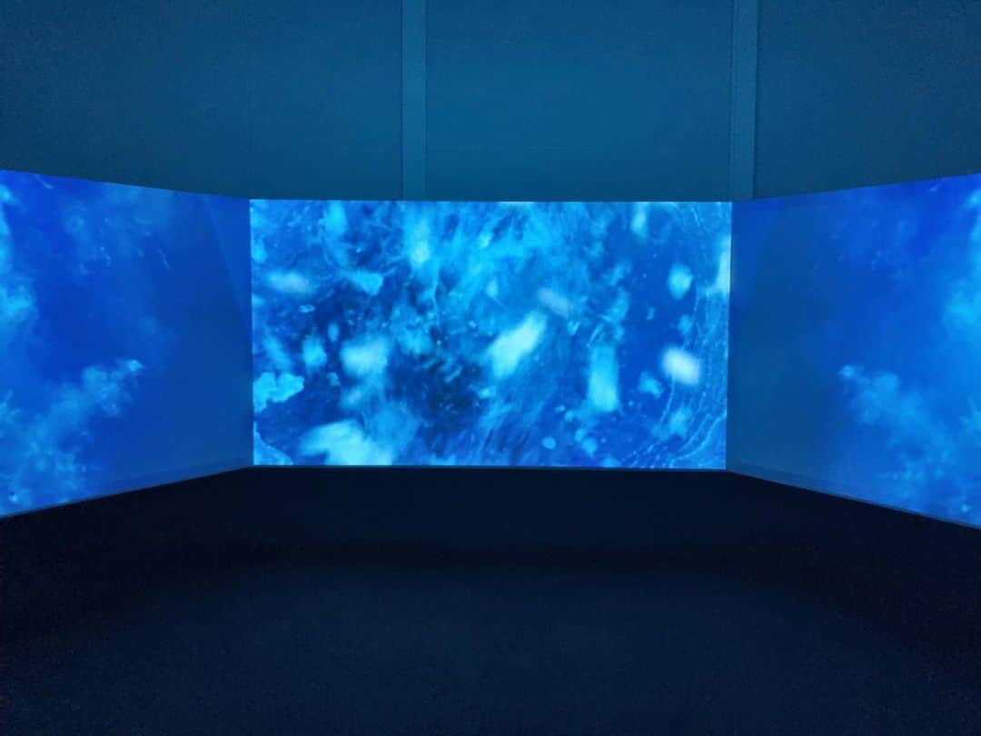 外山輝信さんのインスタグラム写真 - (外山輝信Instagram)「Doug Aitken "NEW OCEAN : THAW" 壮大な万華鏡。すごい。 もう20年近く前になるが、オペラシティアートギャラリーで観た、ダグ・エイケンの展示は、今まで観たものの中でもトップだ。 会期は明日までだと思ったら3月28日まで延長されていた。」2月6日 13時54分 - terunobu_toyama