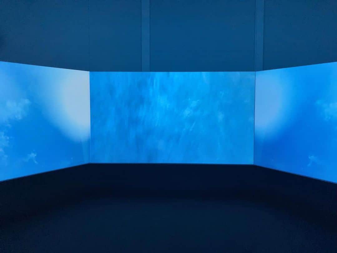 外山輝信さんのインスタグラム写真 - (外山輝信Instagram)「Doug Aitken "NEW OCEAN : THAW" 壮大な万華鏡。すごい。 もう20年近く前になるが、オペラシティアートギャラリーで観た、ダグ・エイケンの展示は、今まで観たものの中でもトップだ。 会期は明日までだと思ったら3月28日まで延長されていた。」2月6日 13時54分 - terunobu_toyama