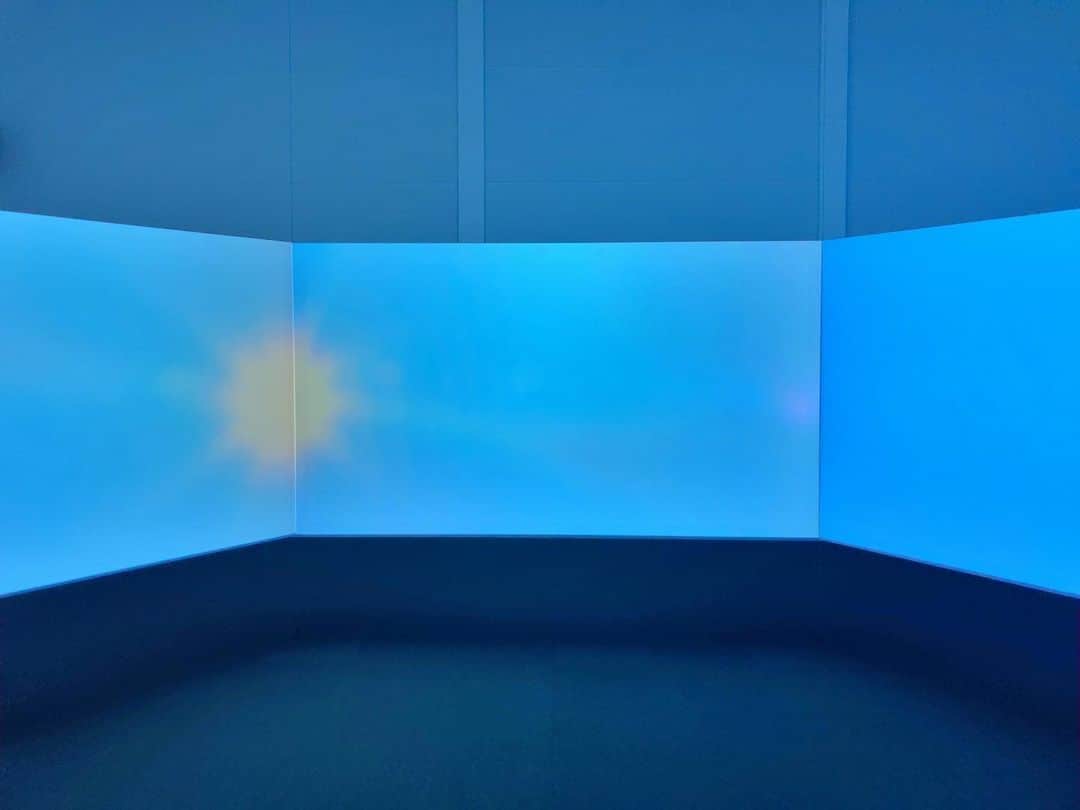 外山輝信のインスタグラム：「Doug Aitken "NEW OCEAN : THAW" 壮大な万華鏡。すごい。 もう20年近く前になるが、オペラシティアートギャラリーで観た、ダグ・エイケンの展示は、今まで観たものの中でもトップだ。 会期は明日までだと思ったら3月28日まで延長されていた。」