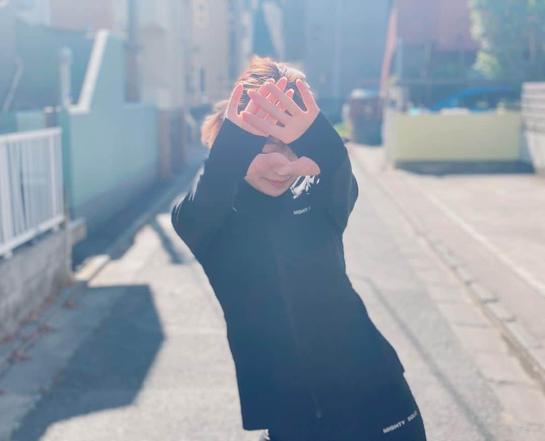 笠原美香さんのインスタグラム写真 - (笠原美香Instagram)「ランニング日和🏃‍♀️ 花粉がそろそろ気になる季節だけど、身体を動かして健康的にね❤️  スウェーデンのおNEWなトレーニングウェア🇸🇪でるんるん♪後ろが透けててお気に入り😊  バレンタインキャンペーンで2/14までお得だよ🎁 ▶︎▶︎ @mightysolo  セットご購入で10％OFF※クーポン併用で25%OFFらしいので気になる方はぜひ🙌 ディスカウントクーポンコード:mika.k15  #mightysolo #Sweden #training #running #trainingwear #iammightysolo #helthylifestyle #PR」2月6日 14時00分 - mika.k419