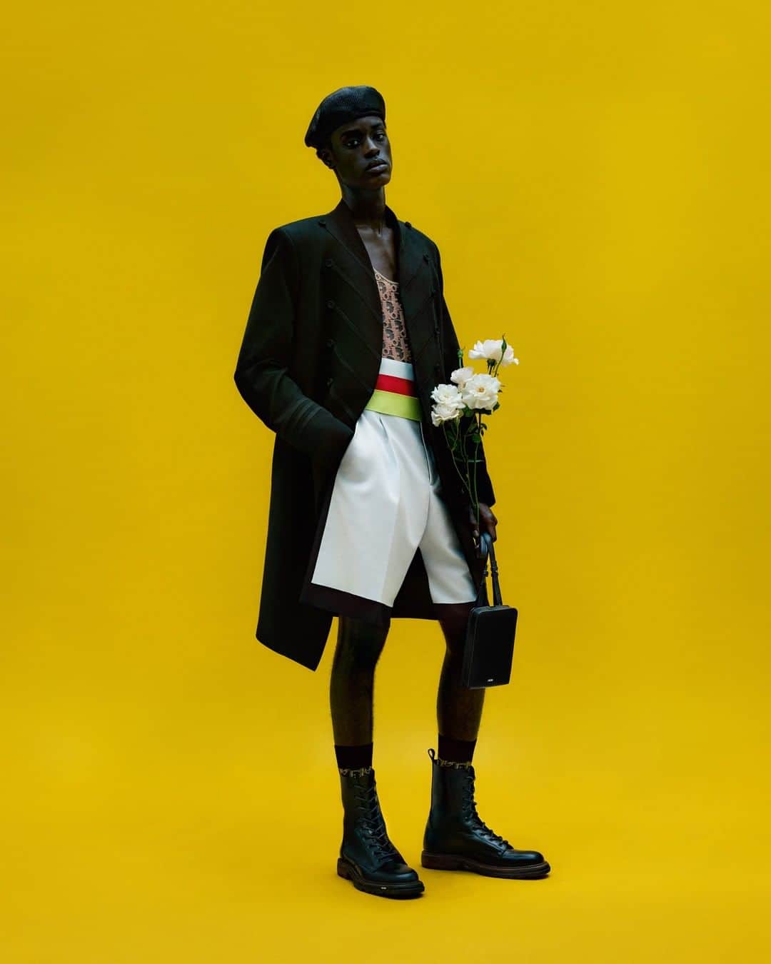 クリスチャンディオールさんのインスタグラム写真 - (クリスチャンディオールInstagram)「A modern reworking of the frock coat, developed in the ateliers with the famous #DiorSavoirFaire in tailoring, is indicative of the streamlined silhouette and sportswear influence of #DiorSummer21 by @MrKimJones whose collaboration with artist @AmoakoBoafo is evidenced in the important use of color and foliate motifs, from cummerbunds that reference African flags to the tulip print on a twill shirt. Topping off the looks, raffia and techno ottoman berets designed by @StephenJonesMillinery fit snugly with a drawstring at the back.  © @RafaelPavarotti_」2月6日 14時00分 - dior