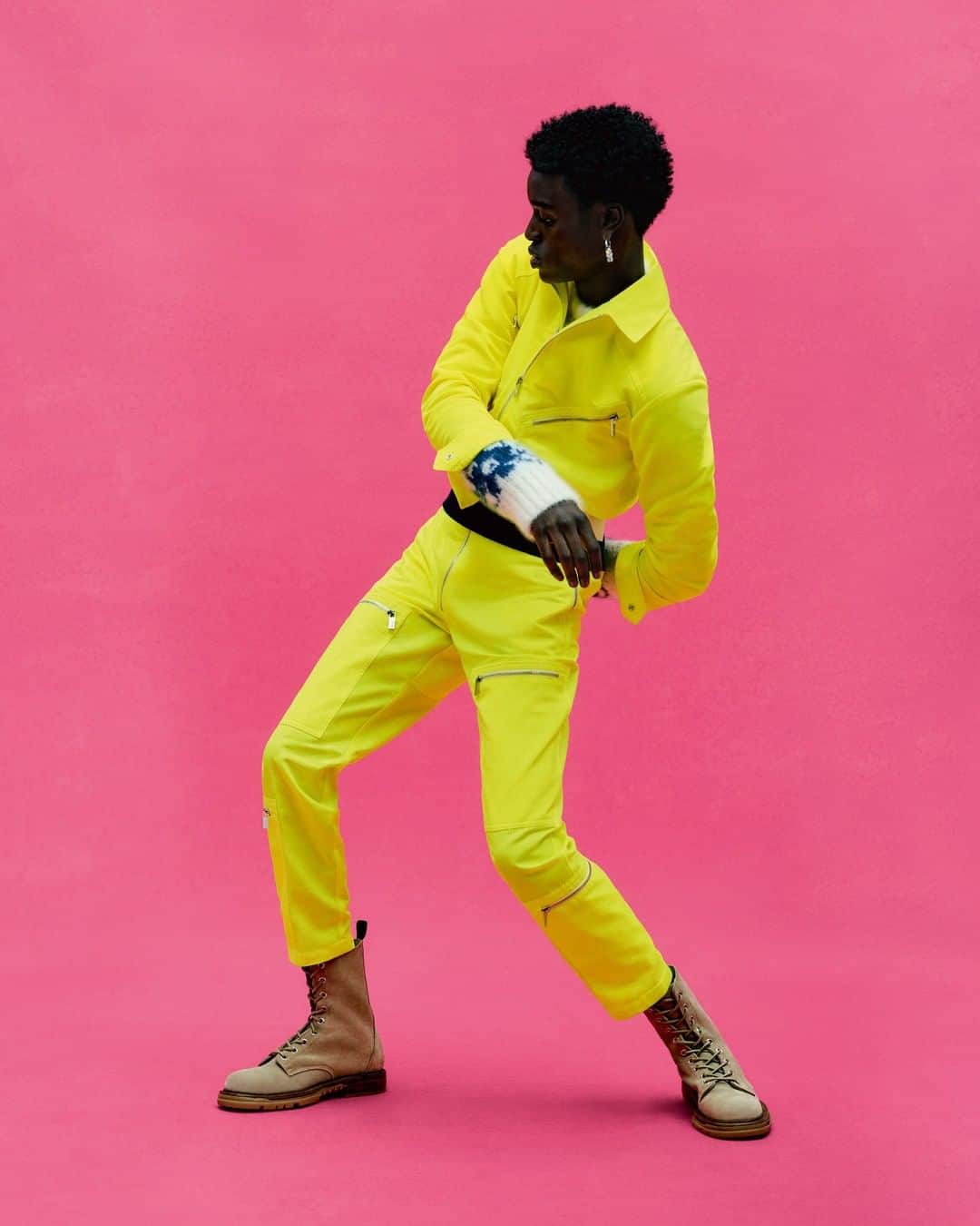 クリスチャンディオールさんのインスタグラム写真 - (クリスチャンディオールInstagram)「A modern reworking of the frock coat, developed in the ateliers with the famous #DiorSavoirFaire in tailoring, is indicative of the streamlined silhouette and sportswear influence of #DiorSummer21 by @MrKimJones whose collaboration with artist @AmoakoBoafo is evidenced in the important use of color and foliate motifs, from cummerbunds that reference African flags to the tulip print on a twill shirt. Topping off the looks, raffia and techno ottoman berets designed by @StephenJonesMillinery fit snugly with a drawstring at the back.  © @RafaelPavarotti_」2月6日 14時00分 - dior