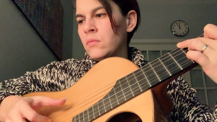 カーキ・キングのインスタグラム：「The goal is only to touch a guitar once a day. I don't really decide what happens next.」