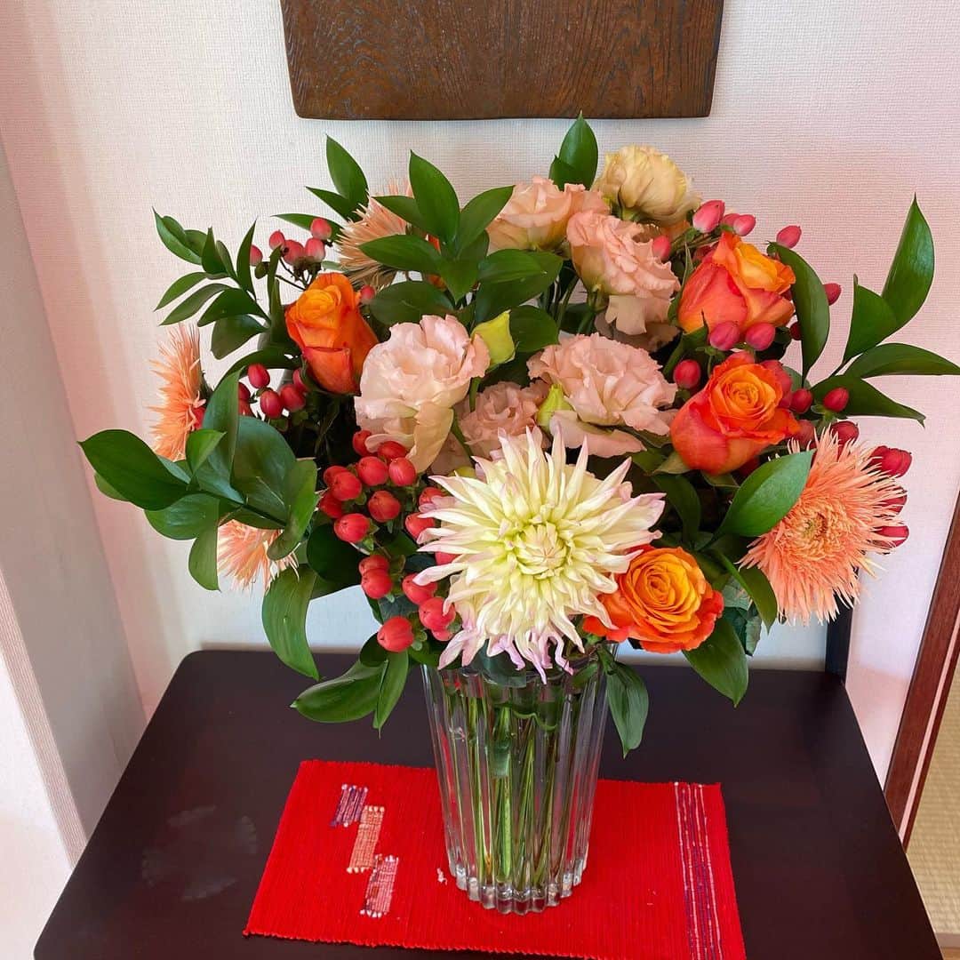 熊谷真実さんのインスタグラム写真 - (熊谷真実Instagram)「お花があると気分がいい。 #熊谷真実#フラワー#お花のある暮らし #お花が癒してくれます #可愛い#幸せ」2月6日 14時05分 - mami_kumagai310
