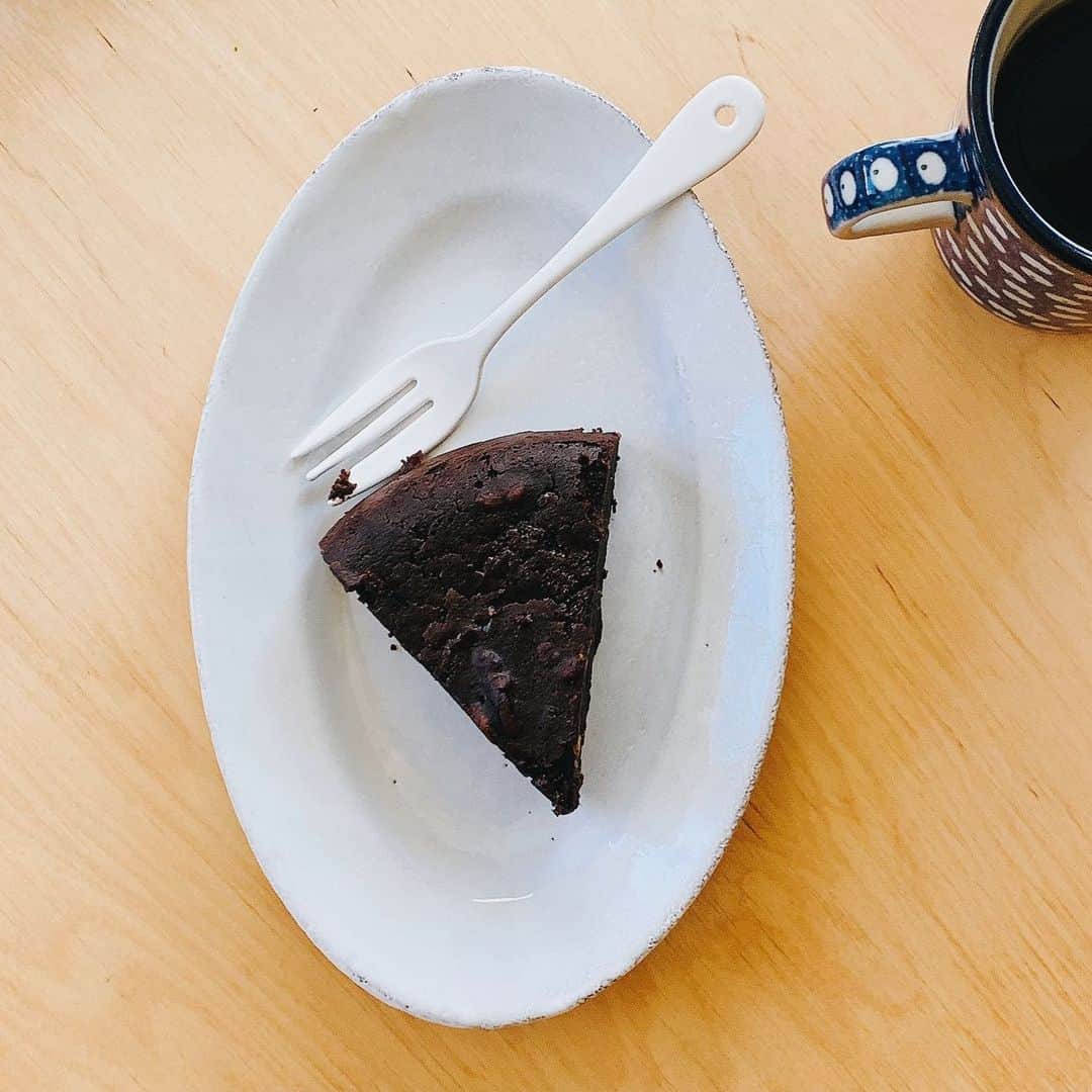 OKAのインスタグラム：「朝食にマクロビスイーツ。 生姜がたくさん入っていて甘過ぎずおいしい ビオカフェの豆乳ガトーショコラ。  時々 #マクロビスイーツ」