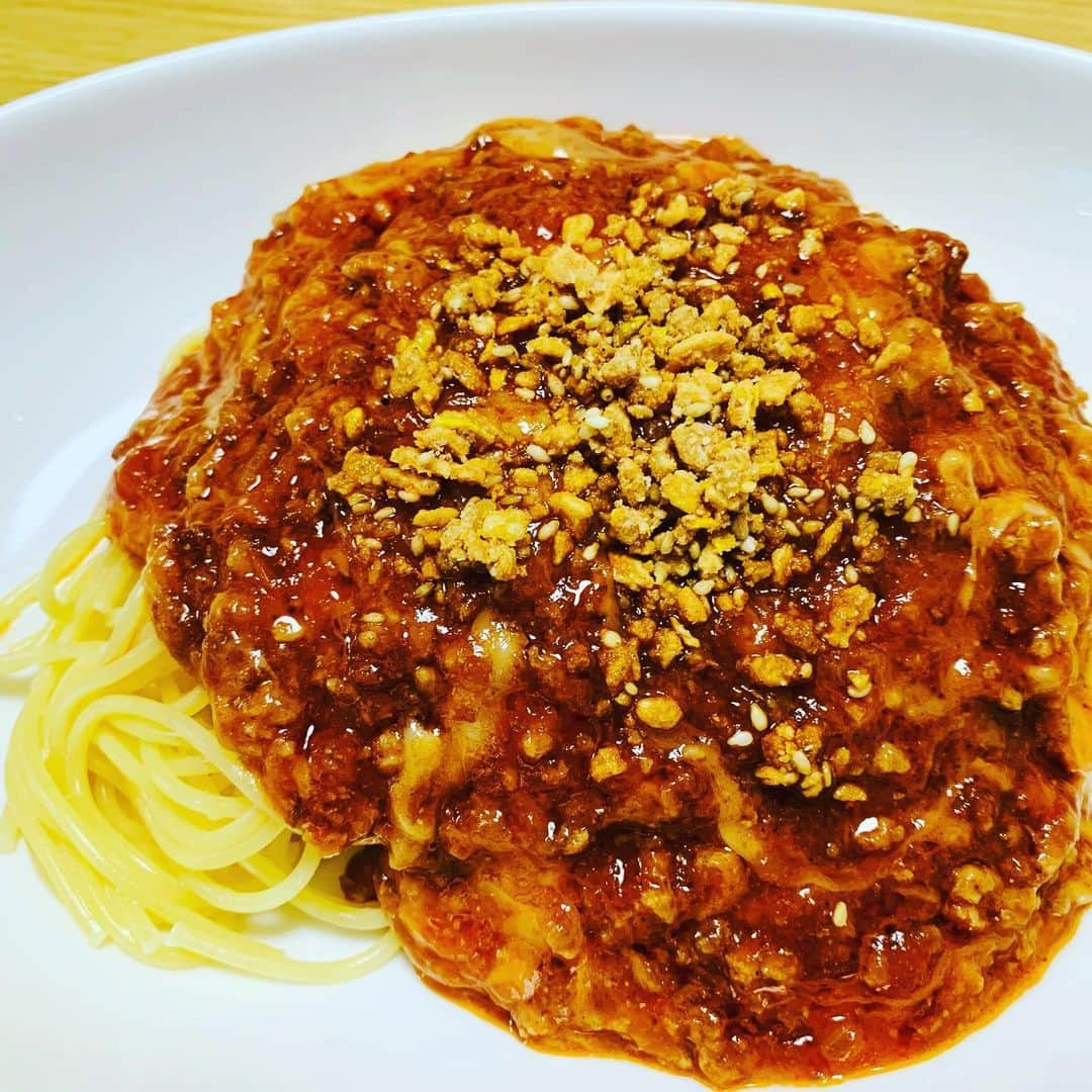 アクア新渡戸さんのインスタグラム写真 - (アクア新渡戸Instagram)「久しぶりにミートチーズパスタ🍝  美味しく出来ました✌️  元気ﾓﾘﾓﾘ(*•̀ᴗ•́*)و ̑̑で買い出しに 十亜は生ハムに興味津々(ﾉ)•ω•(ヾ)  #ミートチーズパスタ #家族で買い出しへ  #娘生ハムお気に入り」2月6日 14時13分 - amiaquanitobe