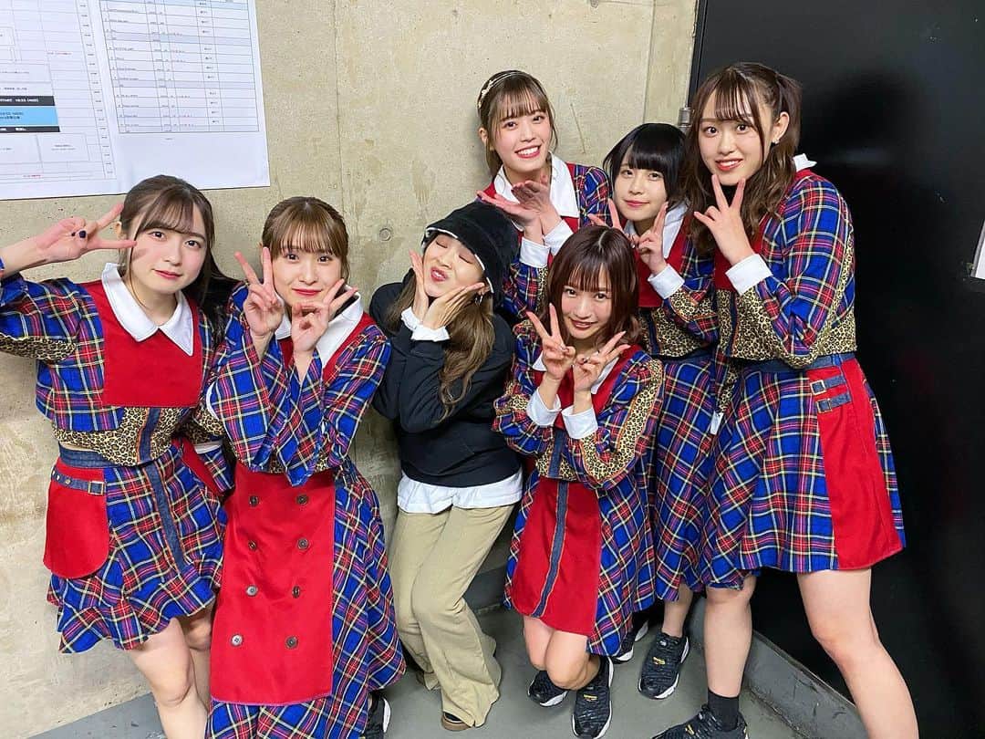 富久美玲のインスタグラム：「_ . 昨日はまたまたPimm'sのLIVEに🤭💕 同じ事務所だからとか関係無しに普通に ファンです（笑） . 可愛い子ちゃん達に囲まれて幸せの図〜 とにかく歌が上手すぎて本当最高です✨ .」
