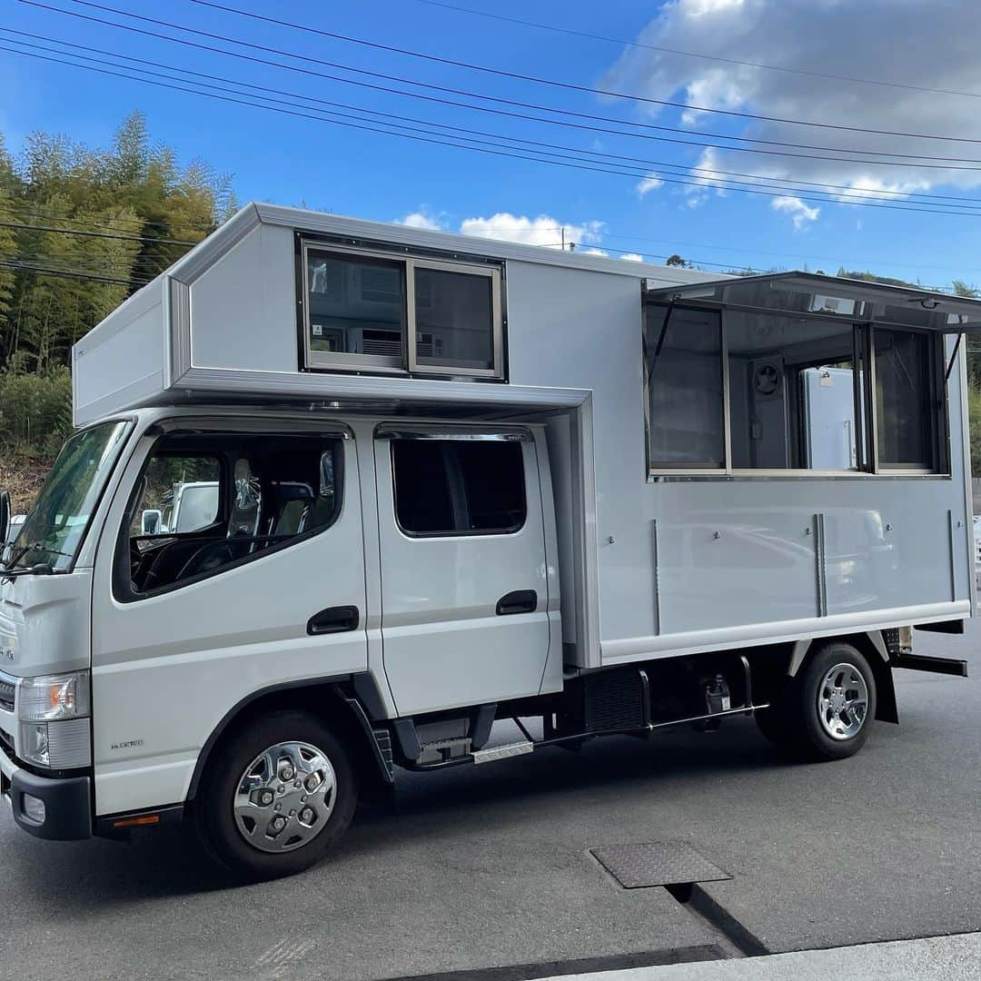 タマルのインスタグラム：「こんにちは🍀  キッチンカーを作成し、先月納車させて戴きました😊  コロナウィルスの影響もあり、キッチンカーを作られる飲食店経営者の方が増えてきているようです。  ご興味のある方はぜひ✨応援させてください🙇‍♀️  #TAMARU#タマル#山口県#山口市#板金#整備#販売#車両販売#キッチンカー#移動販売車#応援📣#頑張ろう日本」