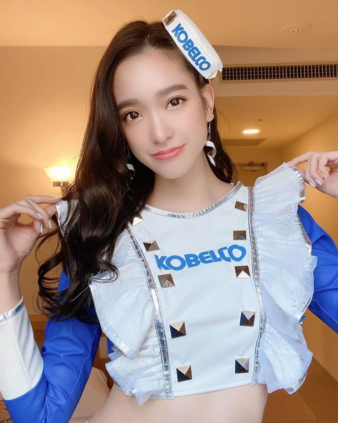 のインスタグラム：「SARDの充電器とカレンダーを頂きました💙🤍 こちらはもしかしたら、 ファンクラブ限定で少しだけ販売するかもしれないそうですよ😊  #racequeen #rq #gt500 #tgrteamsard #sard #kobelco #kobelcogirls #レースクイーン #サード #コベルコ #コベルコガールズ #コスチューム #冬コス」